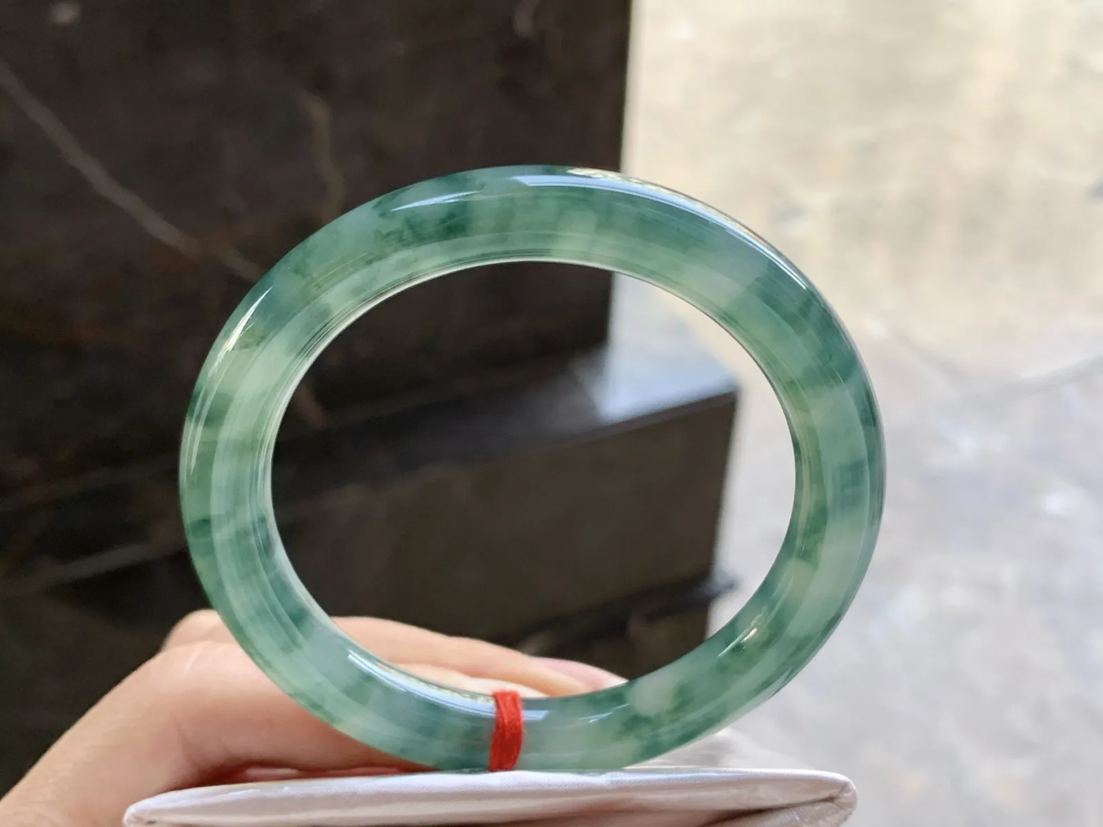 55-9

飘花圆条手镯^_^颜色鲜艳 玉质温润