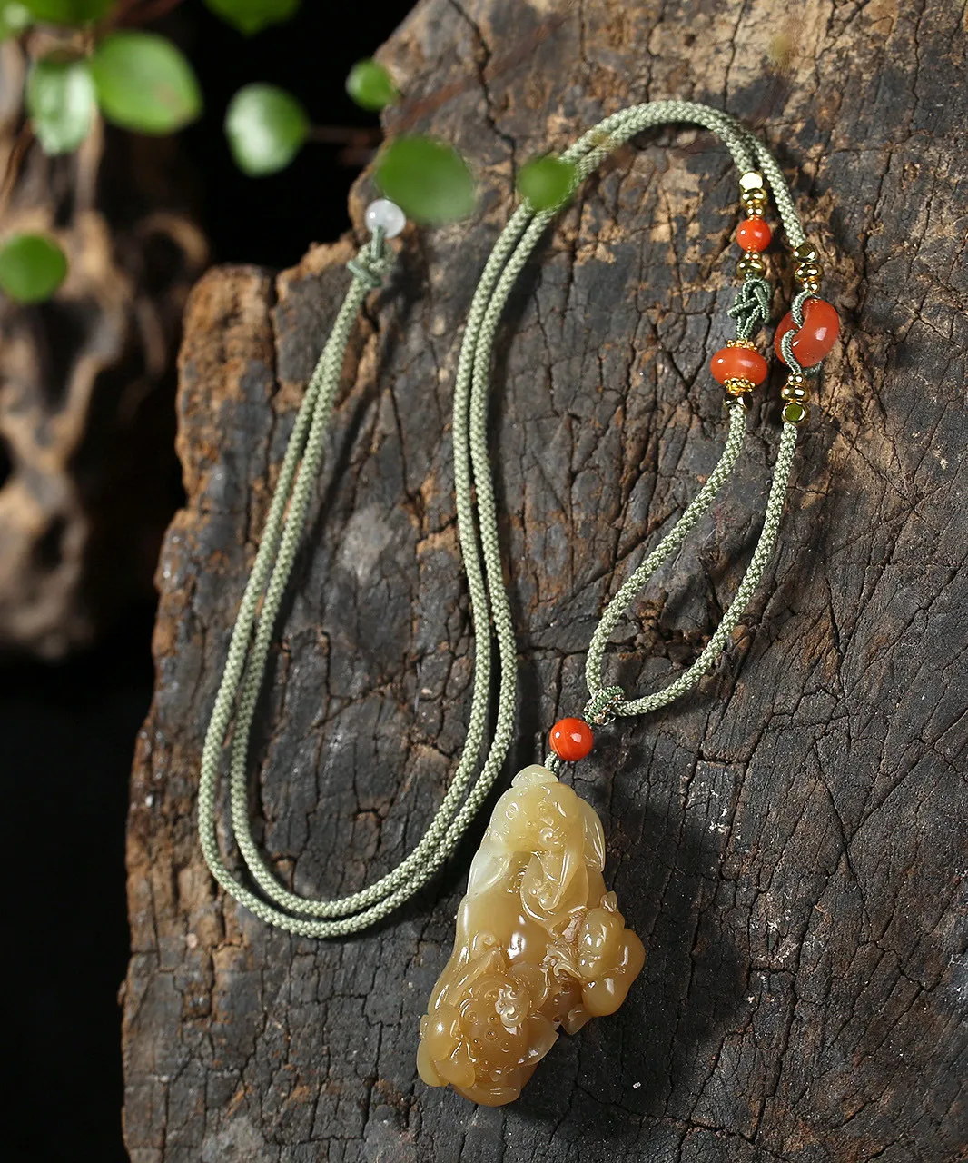 天然和田玉.糖玉.呱呱来财.玉坠.玉质油润.雕琢精美.青蛙趴于荷叶之上.灵动传神.俏皮可爱.优美有趣.寓意四平八稳.事业顺利.品质保证全国复检.尺寸42.8/23.8/12重约17.8克.