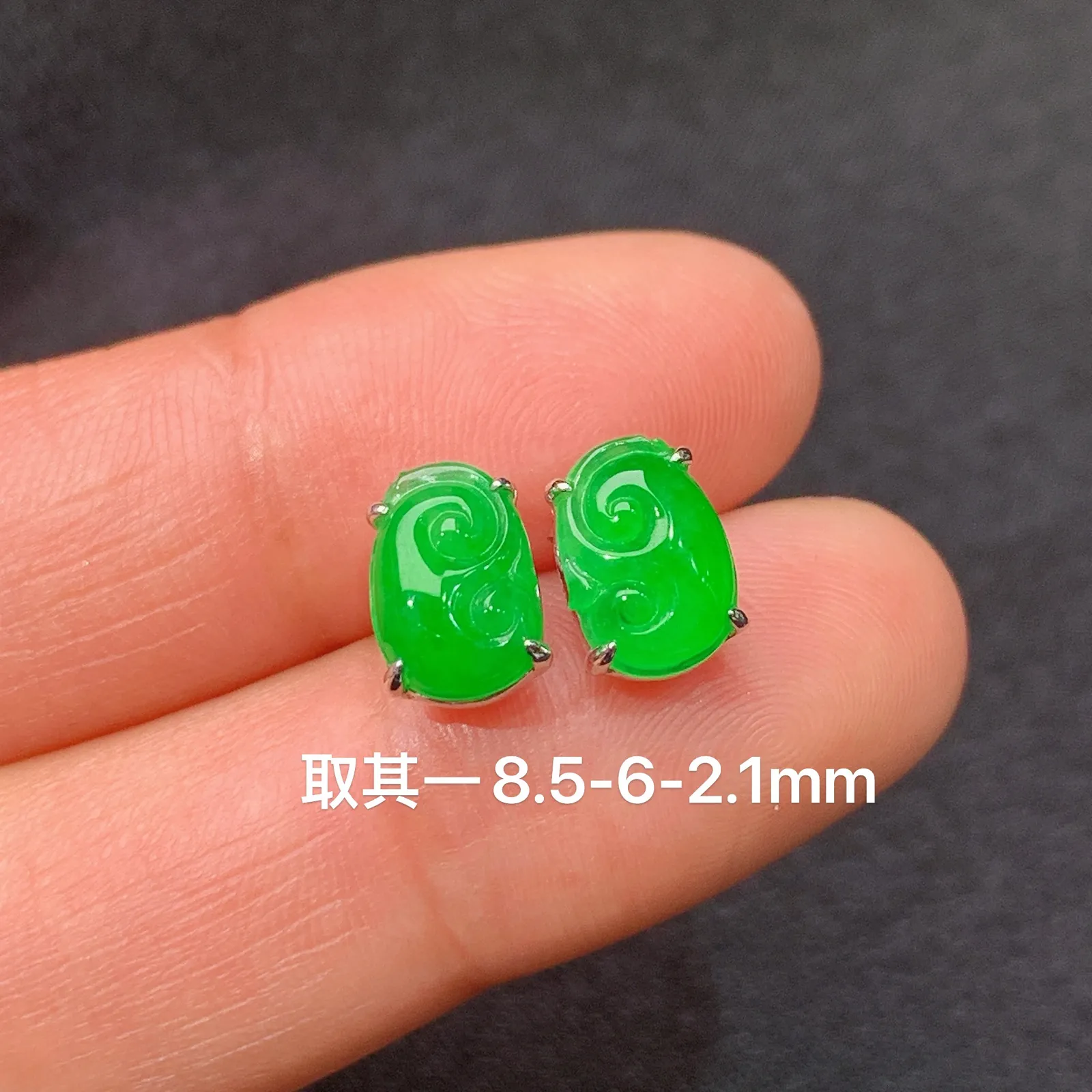 冰阳绿如意耳钉，18k金镶嵌，简约时尚，冰润色阳，种水足，zha取其一尺寸8.5*6*2.1