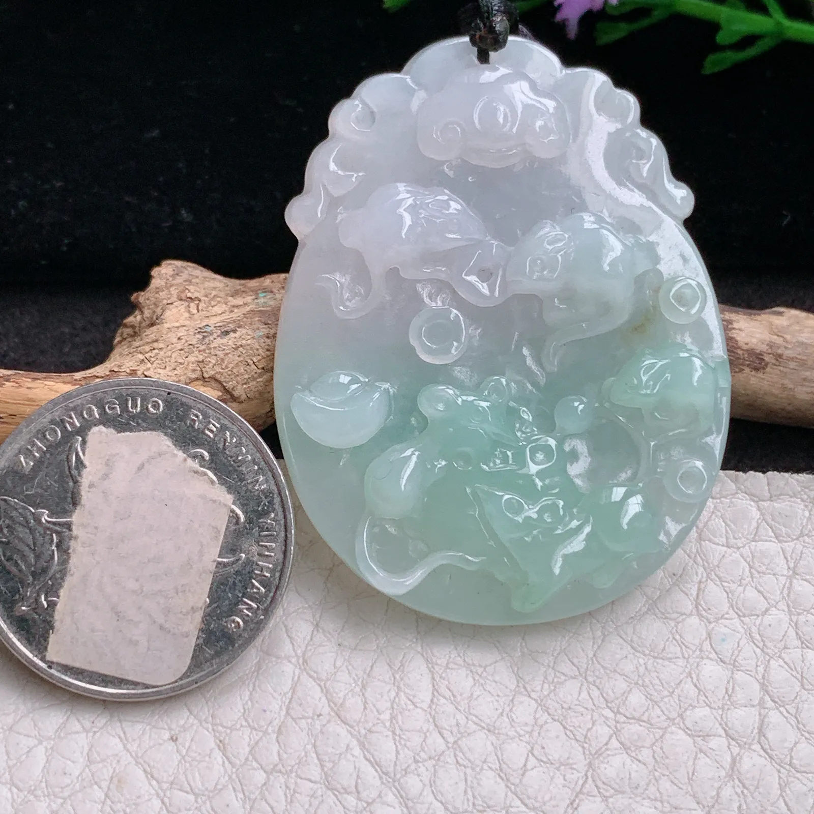 f8自然光48.5*37*5.8天然缅甸翡翠A货飘绿五鼠送财 生肖鼠玉吊坠