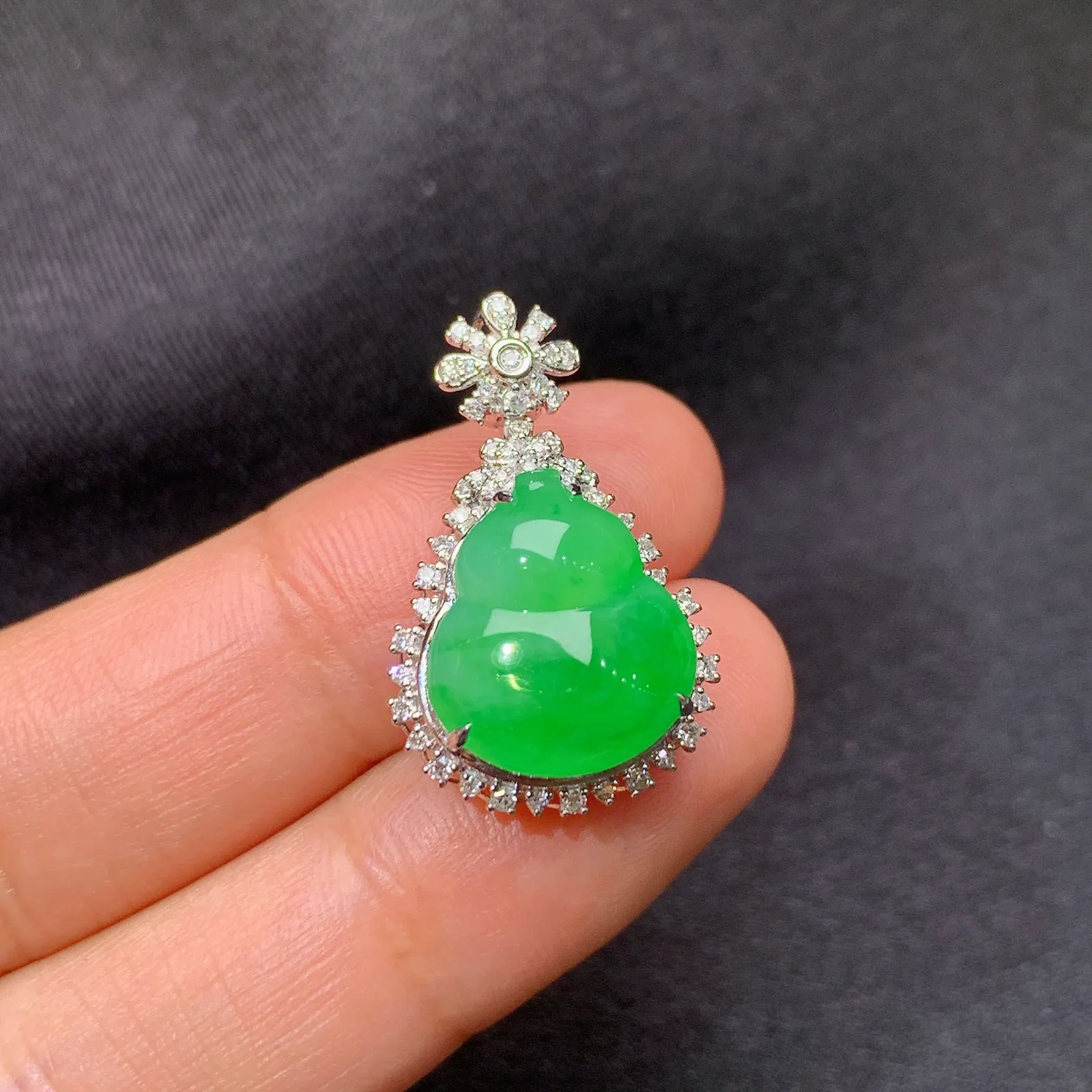 阳绿葫芦吊坠，18k金钻镶嵌，冰润色阳，玉质细腻，Sk整体尺寸24.5*15.3*9.2