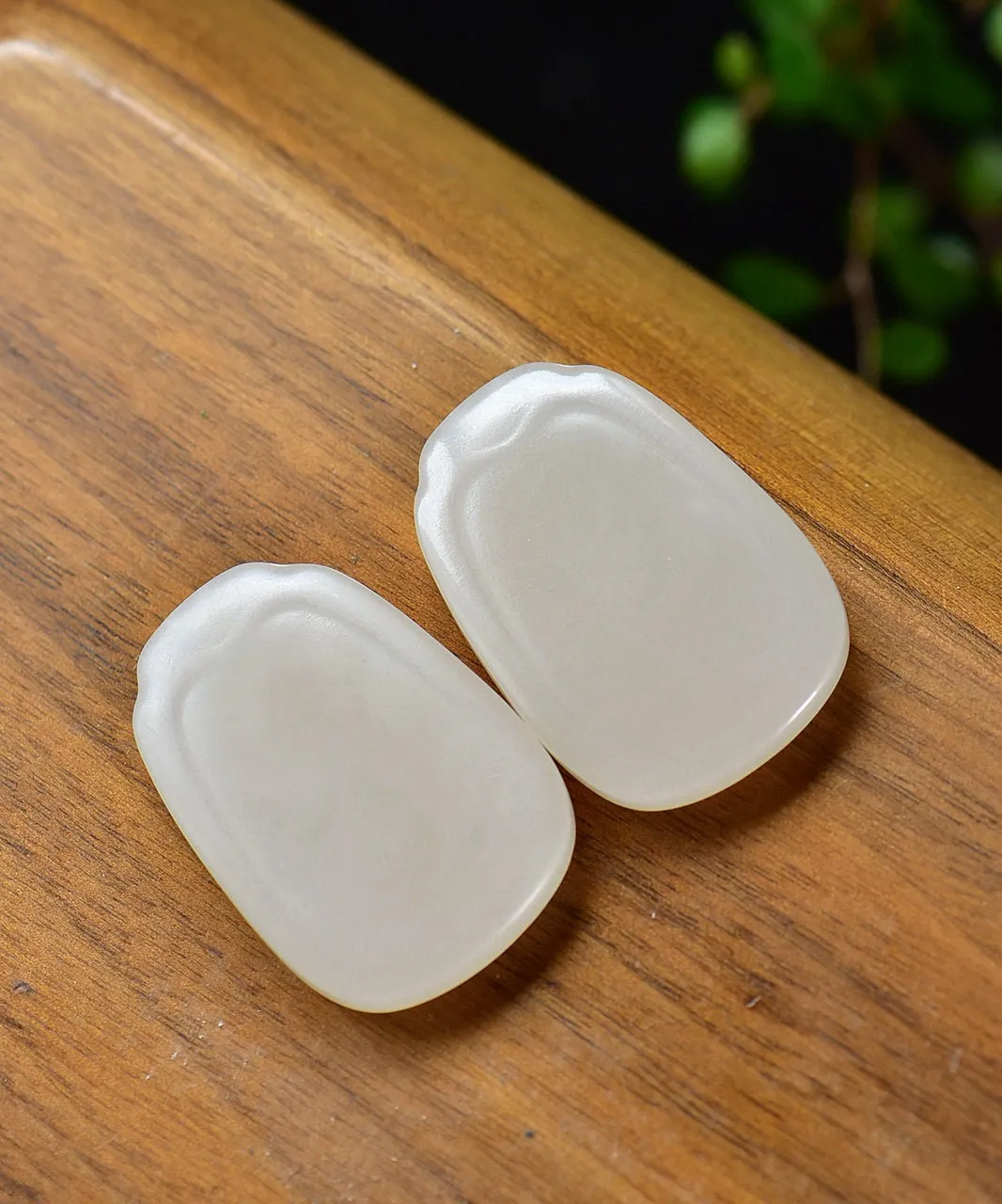 天然和田玉.紫粉.平安无事对牌.玉质细腻.打磨润泽.素面而出.牌形秀美.寓意平安健康.事事顺遂.吉祥