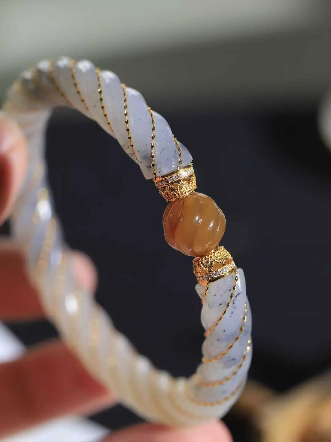 【麻花.手镯】

精品和田玉三色18k金镶嵌麻花手镯，玉质温润细腻，做工精湛，昆仑雪色凝作绕指柔，双股玉丝盘绕成圆满。纹如藤蔓相生，喻情缘坚韧交织；形似时空之环，藏天地生生不息。佩于腕间，是柔韧的智慧，亦是绵长的祝福——让每一次缠绕，都成为时光里解不开的缘分结。重37.6克   尺寸59.5-9.2-9.2mm  8910300L

​