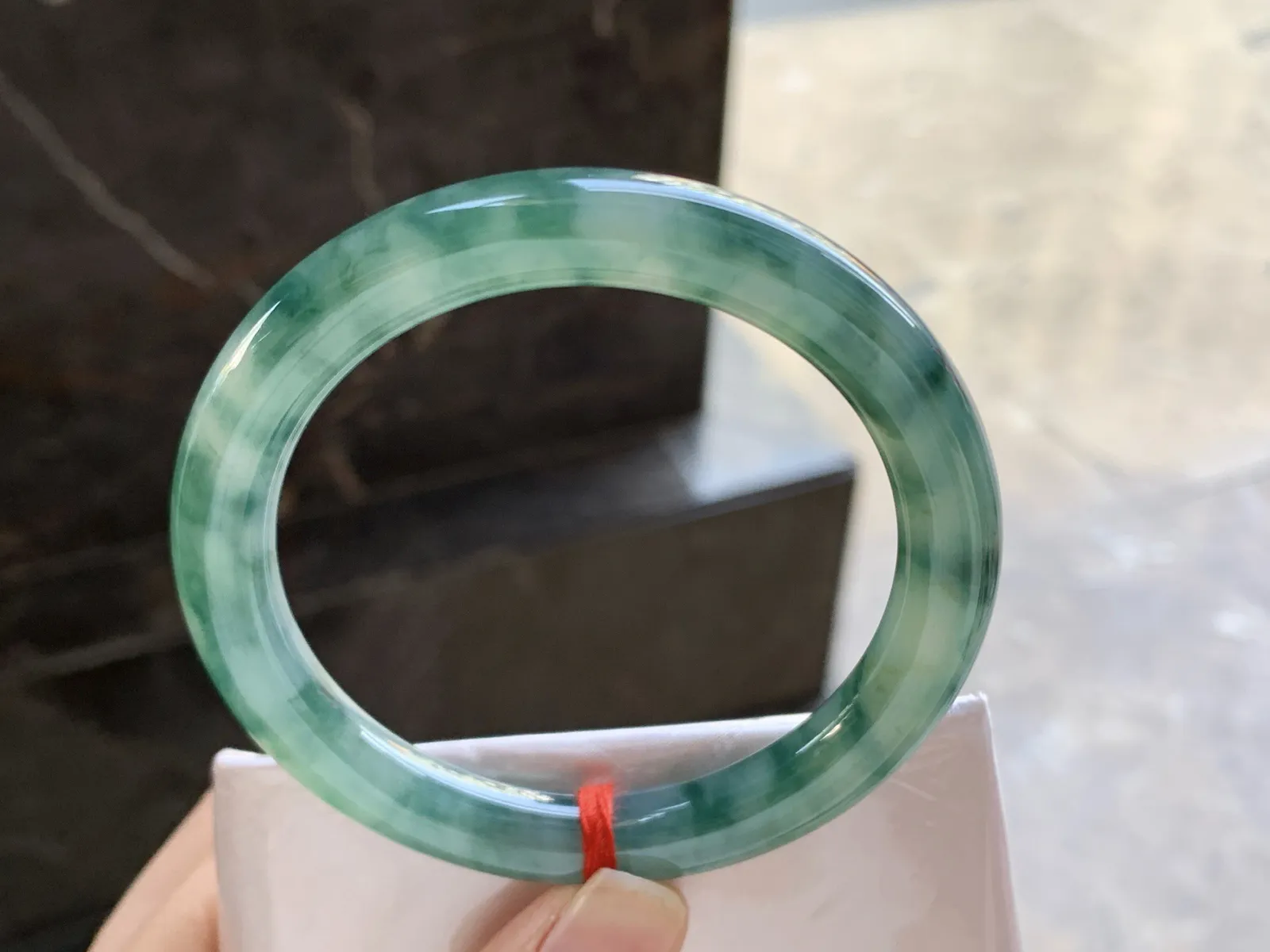 55-9

飘花圆条手镯^_^颜色鲜艳 玉质温润