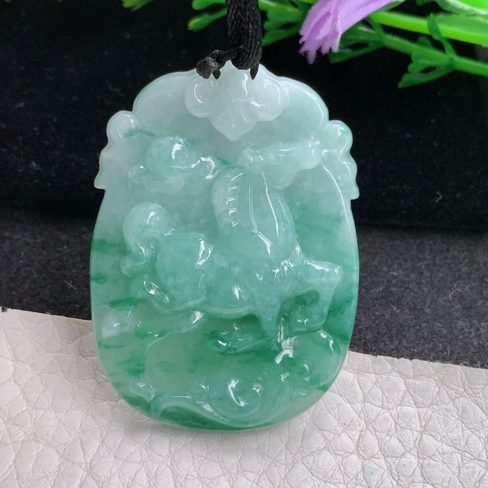 f8自然光45*32.5*6天然缅甸翡翠A货飘花飞马 生肖马 马到功成玉吊坠