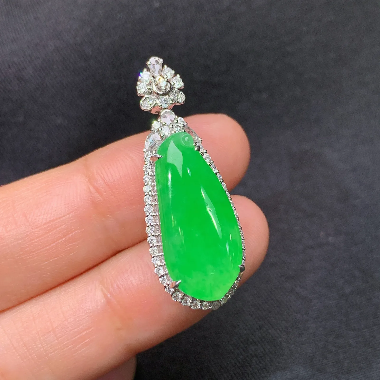 阳绿福瓜吊坠，18k金钻镶嵌，水润色阳，玉质细腻，种水足，Al整体尺寸33.1*12.2*8.8