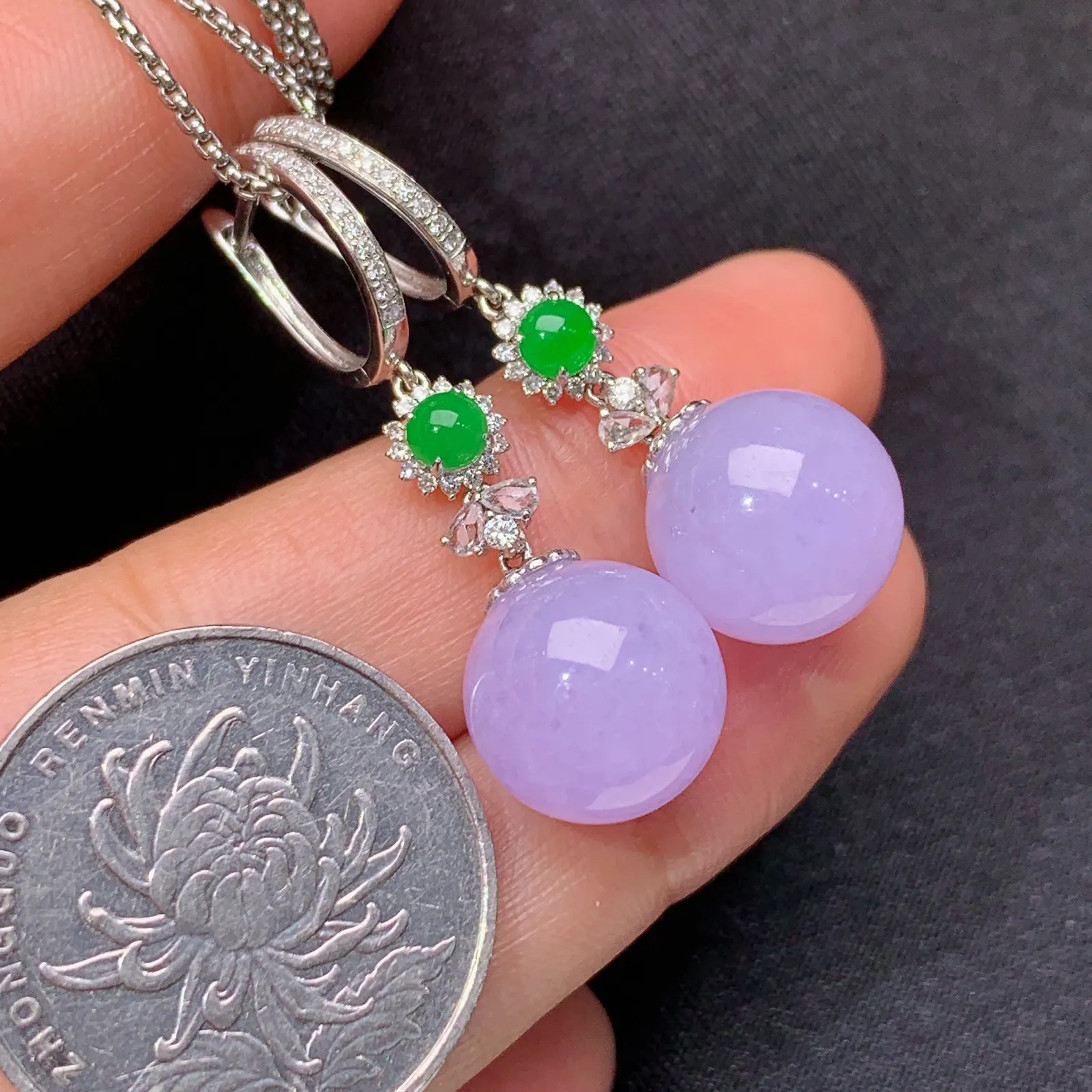 紫罗兰圆珠耳坠，款式优雅，18k金钻搭配小绿蛋面镶嵌，温润细腻，颜色鲜艳，Cj取其一裸石尺寸12