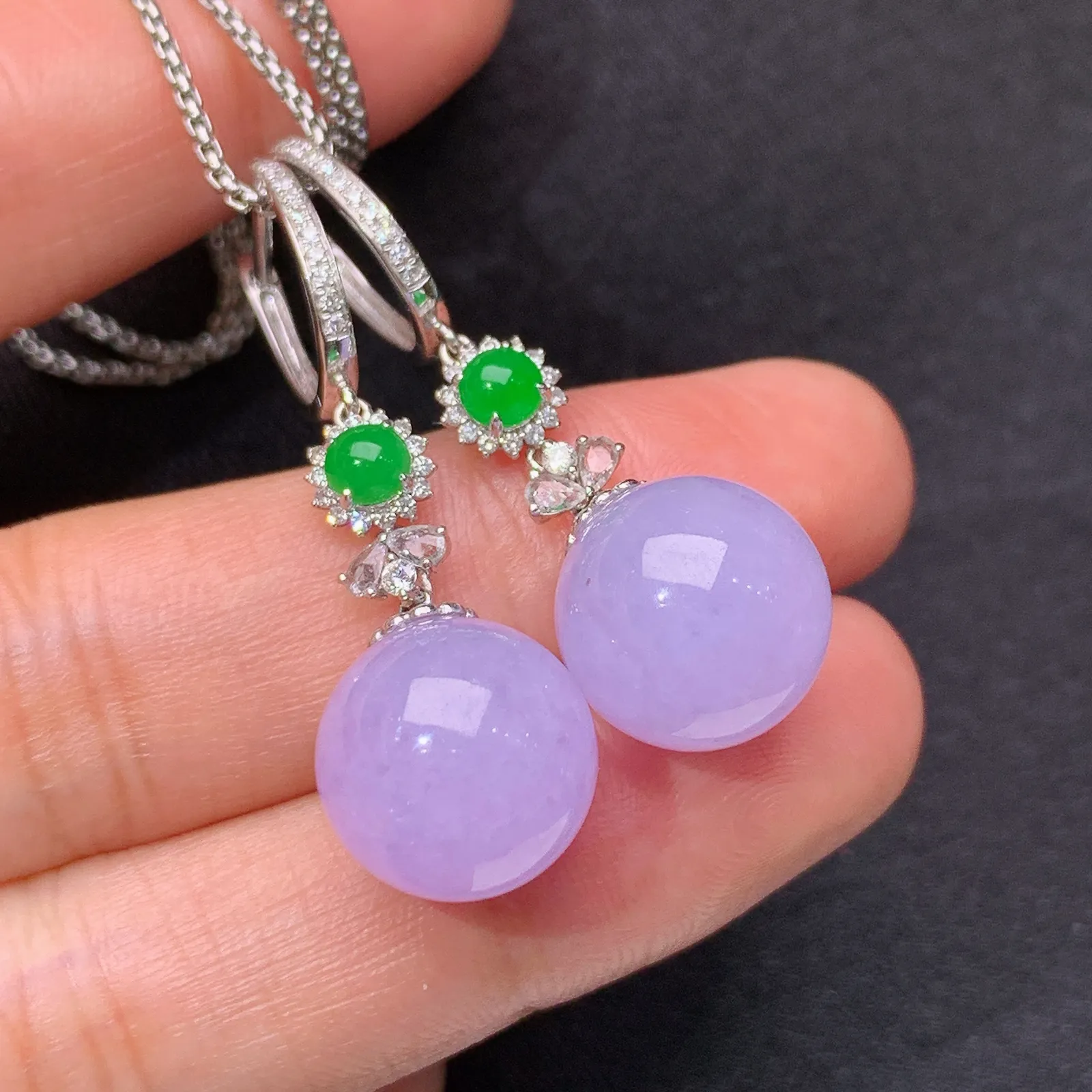 紫罗兰圆珠耳坠，款式优雅，18k金钻搭配小绿蛋面镶嵌，温润细腻，颜色鲜艳，Cj取其一裸石尺寸12