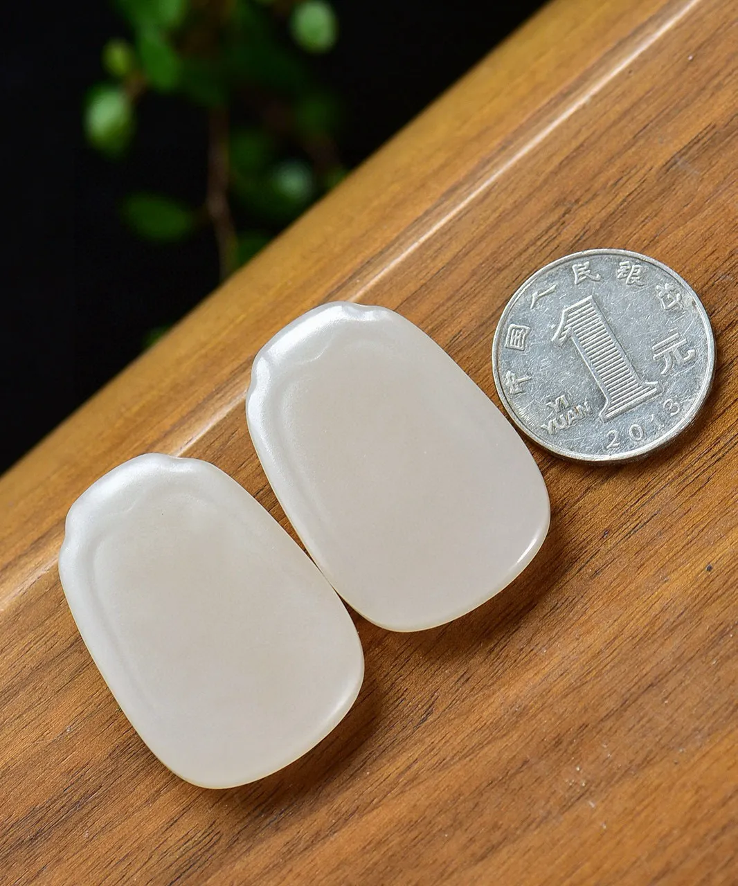 天然和田玉.紫粉.平安无事对牌.玉质细腻.打磨润泽.素面而出.牌形秀美.寓意平安健康.事事顺遂.吉祥如意.品质保证全国复检.取一尺寸38.8/26.5/6.1总重27.90克.