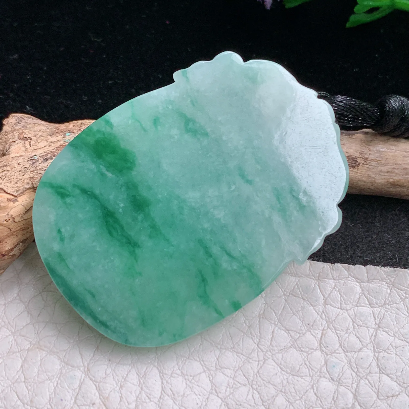 f8自然光45*32.5*6天然缅甸翡翠A货飘花飞马 生肖马 马到功成玉吊坠