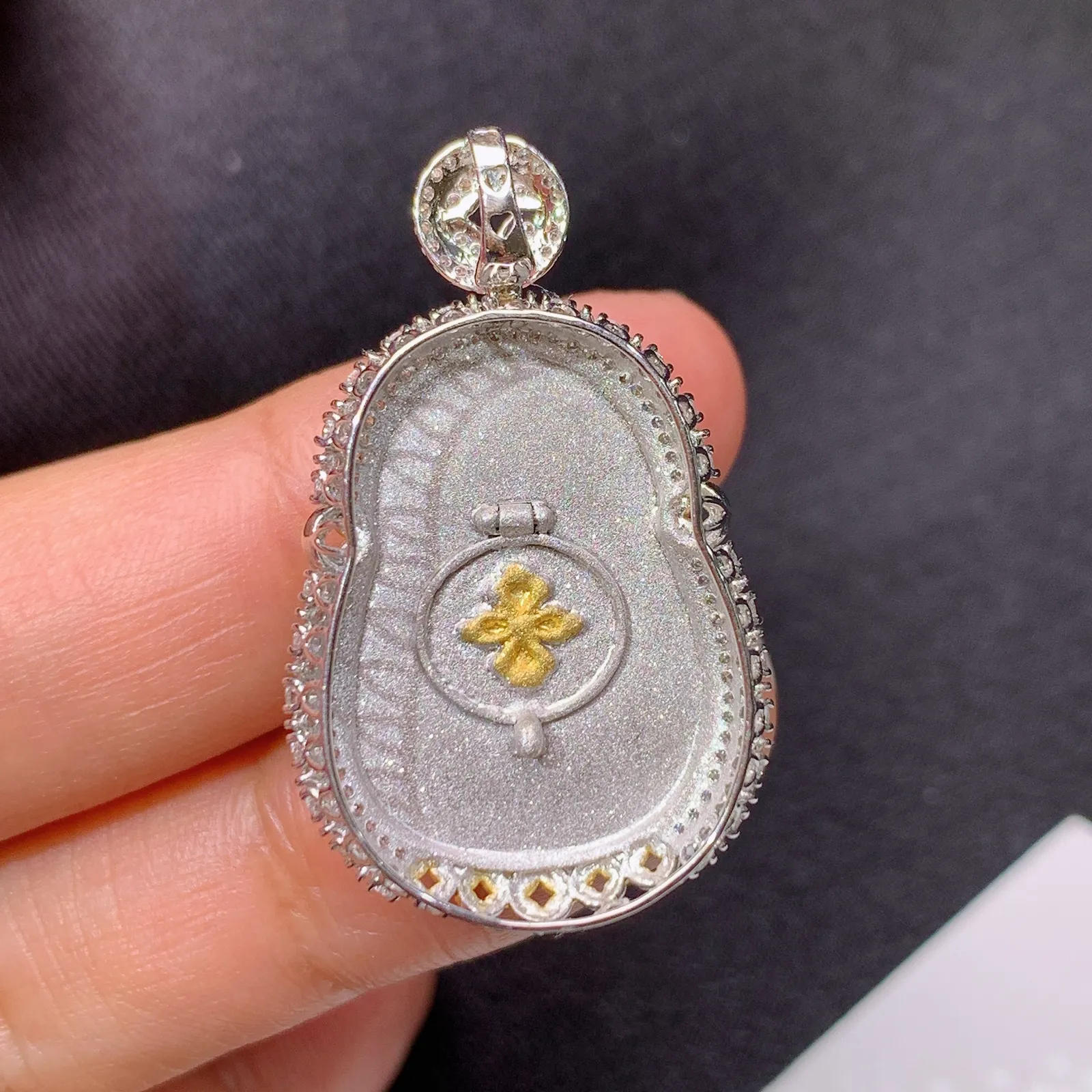 冰黄翡财神吊坠，18k金钻镶嵌，冰透水润，颜色鲜艳，种水足，Sk整体尺寸33.8*20.6*9.3