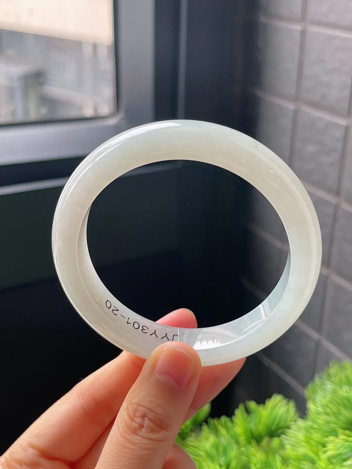 正圈57.6圈口，翡翠冰糯种白色手镯