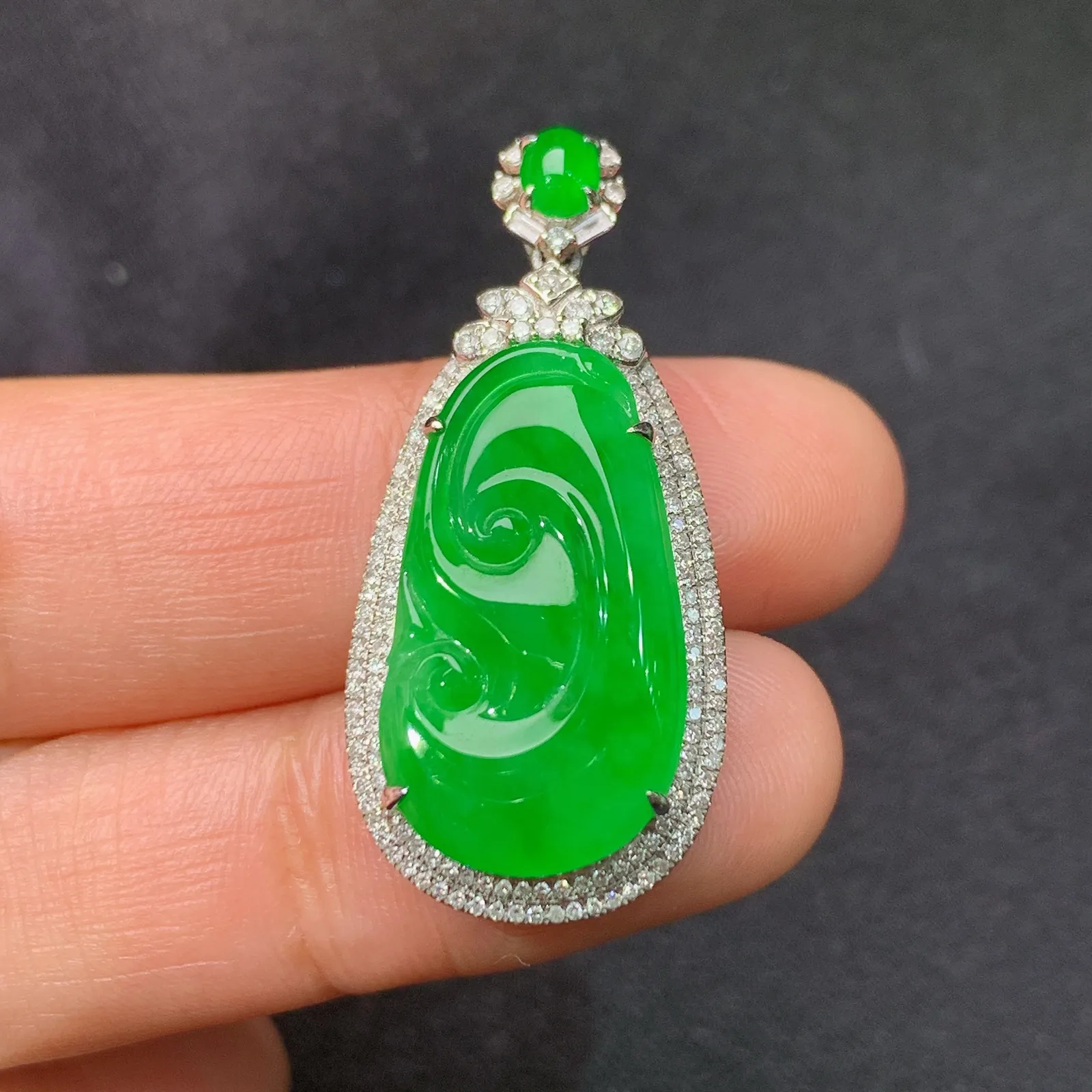 冰阳绿如意吊坠，18k金钻镶嵌，冰润色阳，玉质细腻，种水足，Zha整体尺寸34.6*15.9*7.6