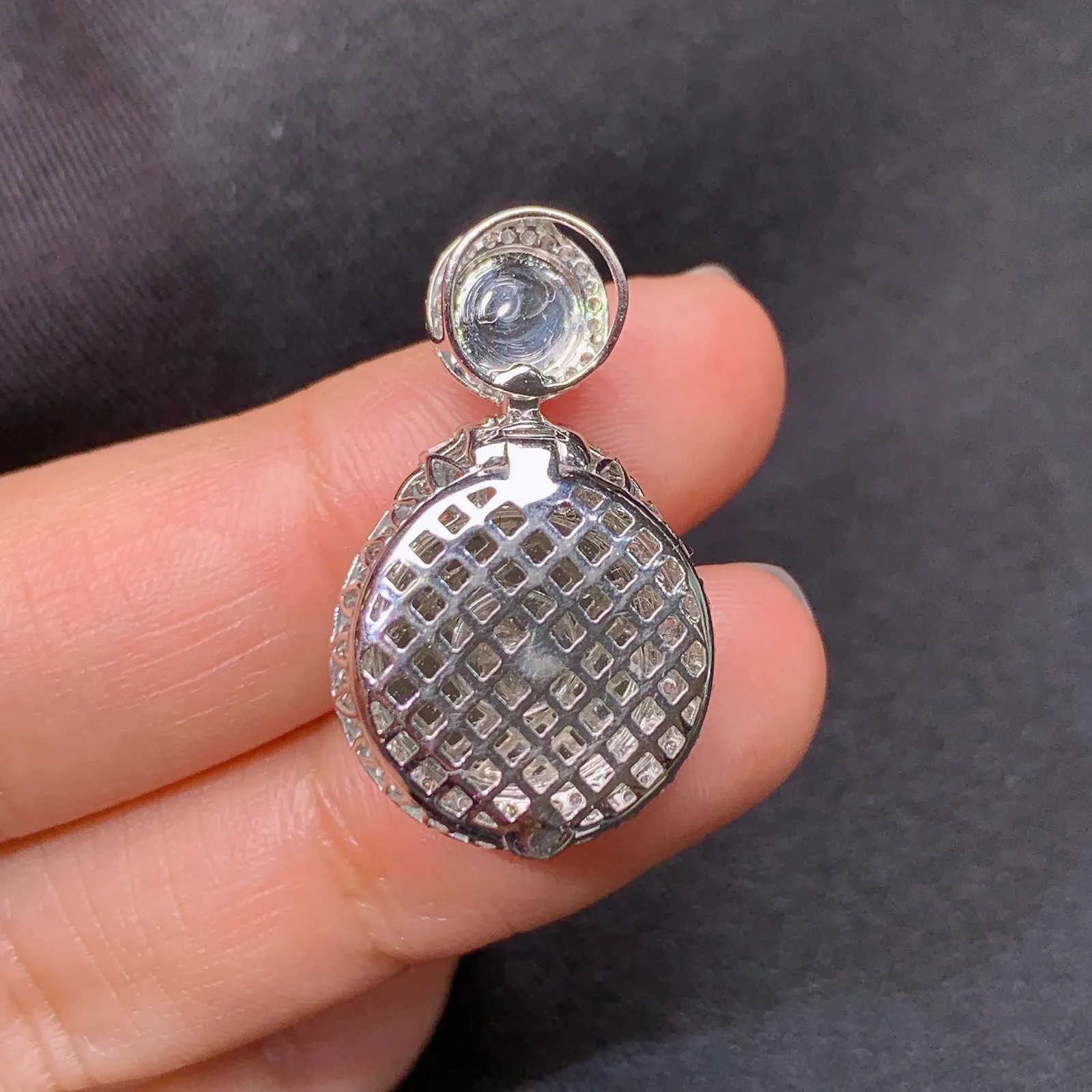 阳绿平安扣吊坠，18k金钻镶嵌，冰润色阳，玉质细腻，Aq整体尺寸27.2*16.5*8.6