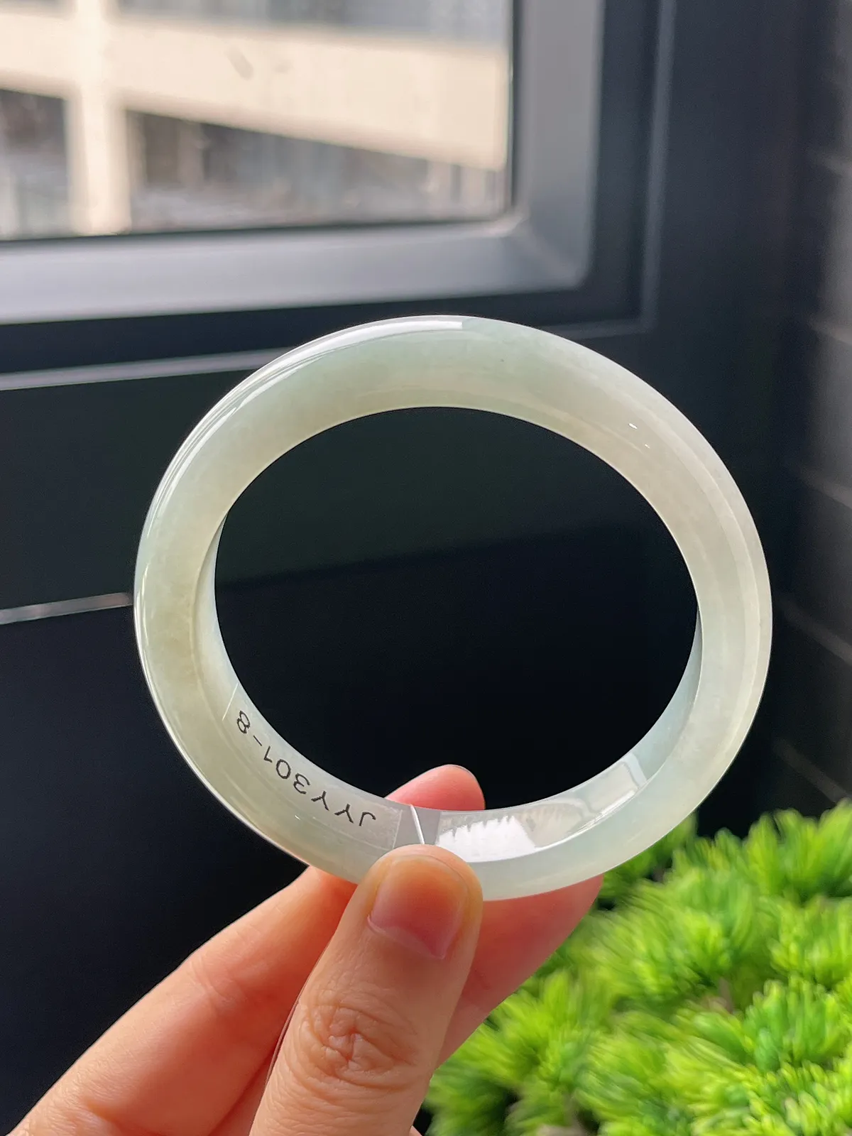 正圈57.6圈口，翡翠冰糯种浅绿色手镯