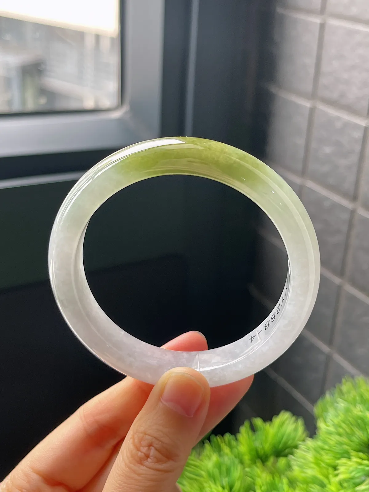 正圈56.7圈口，翡翠糯化种黄加绿手镯