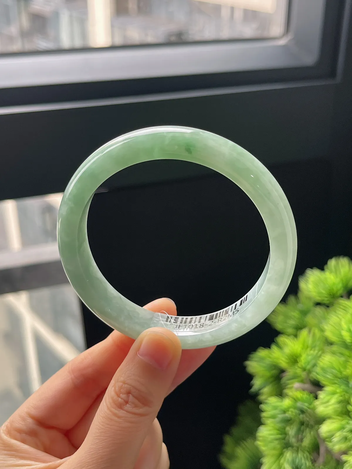 正圈58.7圈口，翡翠糯化种淡绿色手镯