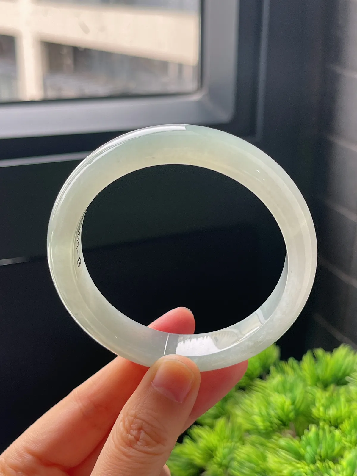 正圈57.6圈口，翡翠冰糯种浅绿色手镯