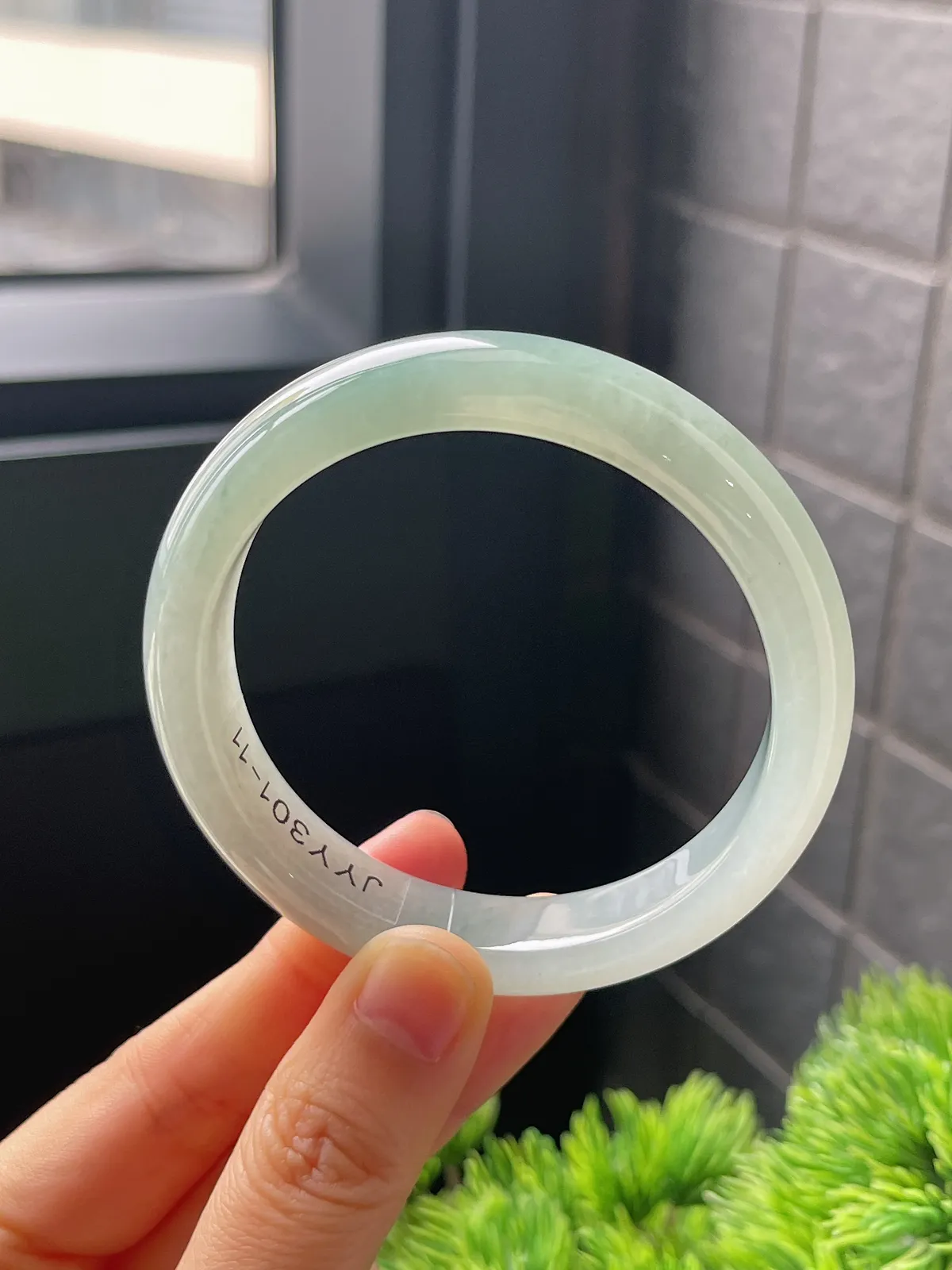 正圈54.7圈口，翡翠冰糯种淡绿色手镯