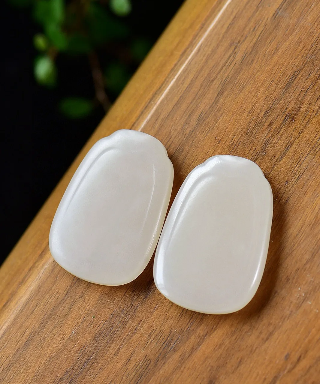 天然和田玉.紫粉.平安无事对牌.玉质细腻.打磨润泽.素面而出.牌形秀美.寓意平安健康.事事顺遂.吉祥如意.品质保证全国复检.取一尺寸38.8/26.5/6.1总重27.90克.