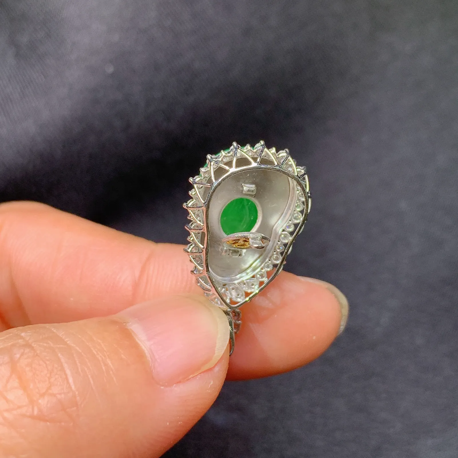 阳绿葫芦吊坠，18k金钻镶嵌，冰润色阳，玉质细腻，种水足，Sk整体尺寸25.2*13.1*8.5