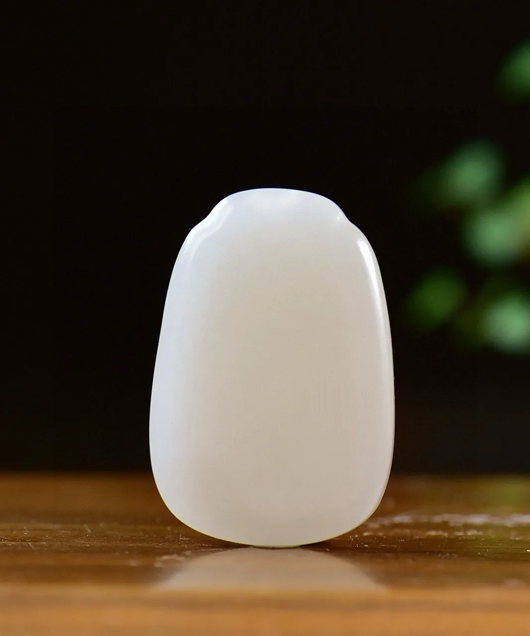 天然和田玉.紫粉.平安无事对牌.玉质细腻.打磨润泽.素面而出.牌形秀美.寓意平安健康.事事顺遂.吉祥如意.品质保证全国复检.取一尺寸38.8/26.5/6.1总重27.90克.