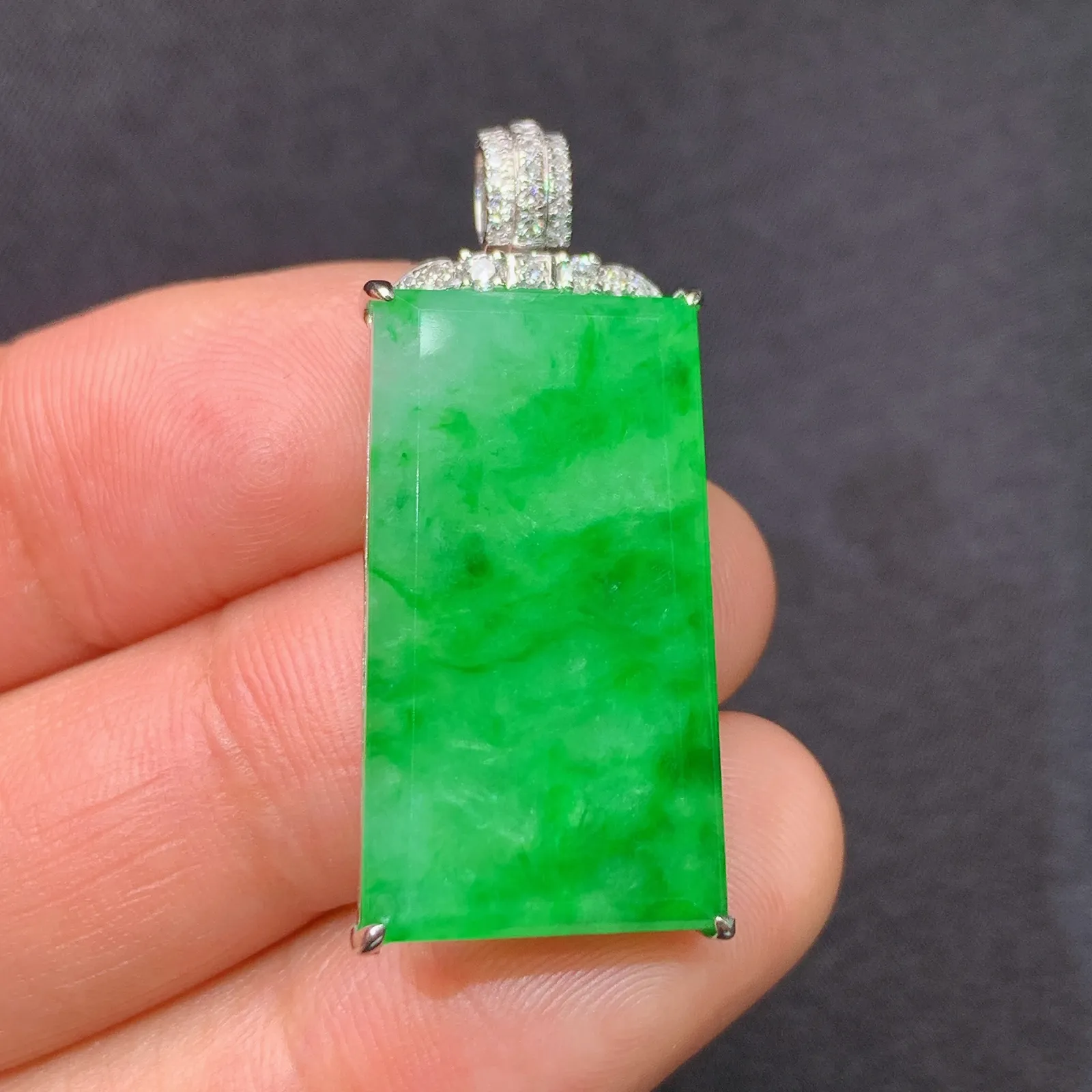 冰阳绿无事牌吊坠，18k金镶嵌，冰润色阳，zha整体尺寸33.1*14.9*5.2