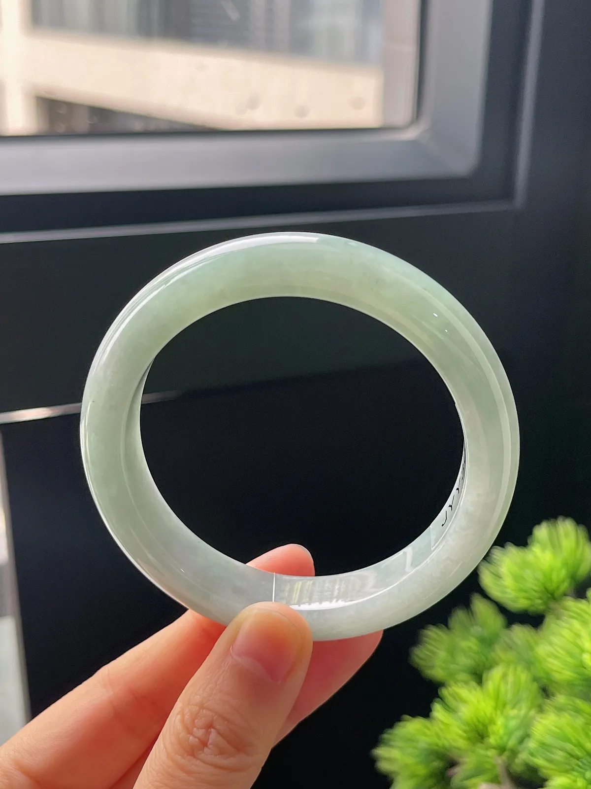 正圈56圈口，翡翠糯化种淡绿色手镯