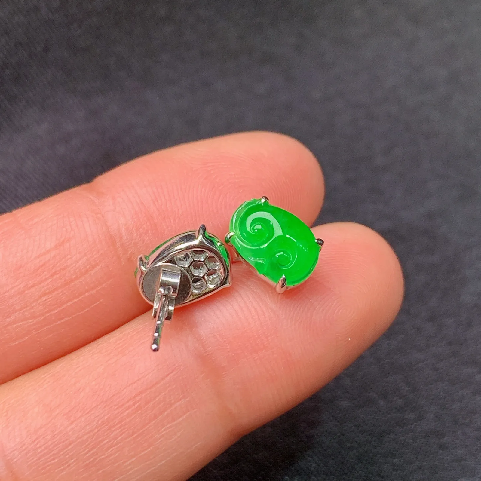 冰阳绿如意耳钉，18k金镶嵌，简约时尚，冰润色阳，种水足，zha取其一尺寸8.5*6*2.1