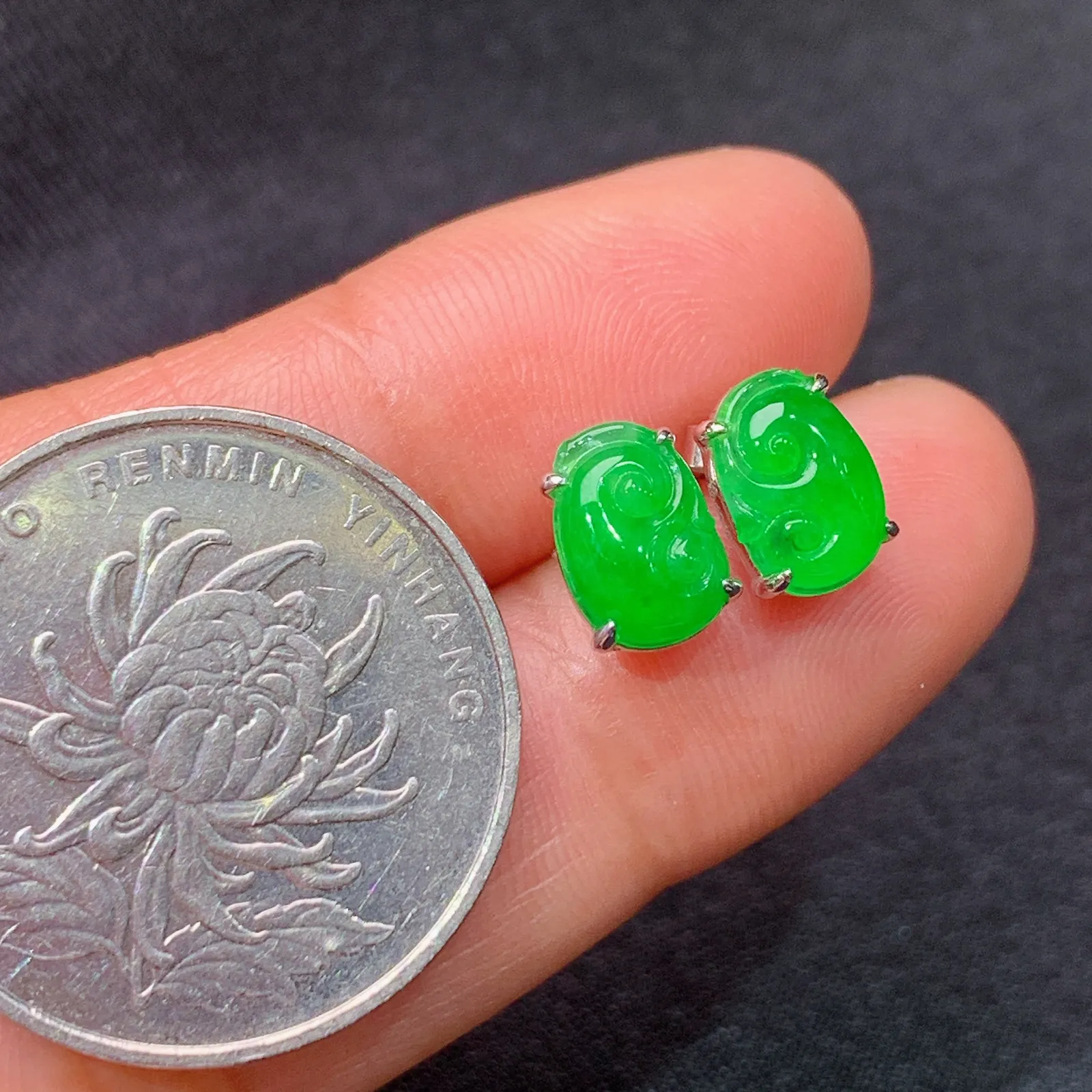 冰阳绿如意耳钉，18k金镶嵌，简约时尚，冰润色阳，种水足，zha取其一尺寸8.5*6*2.1