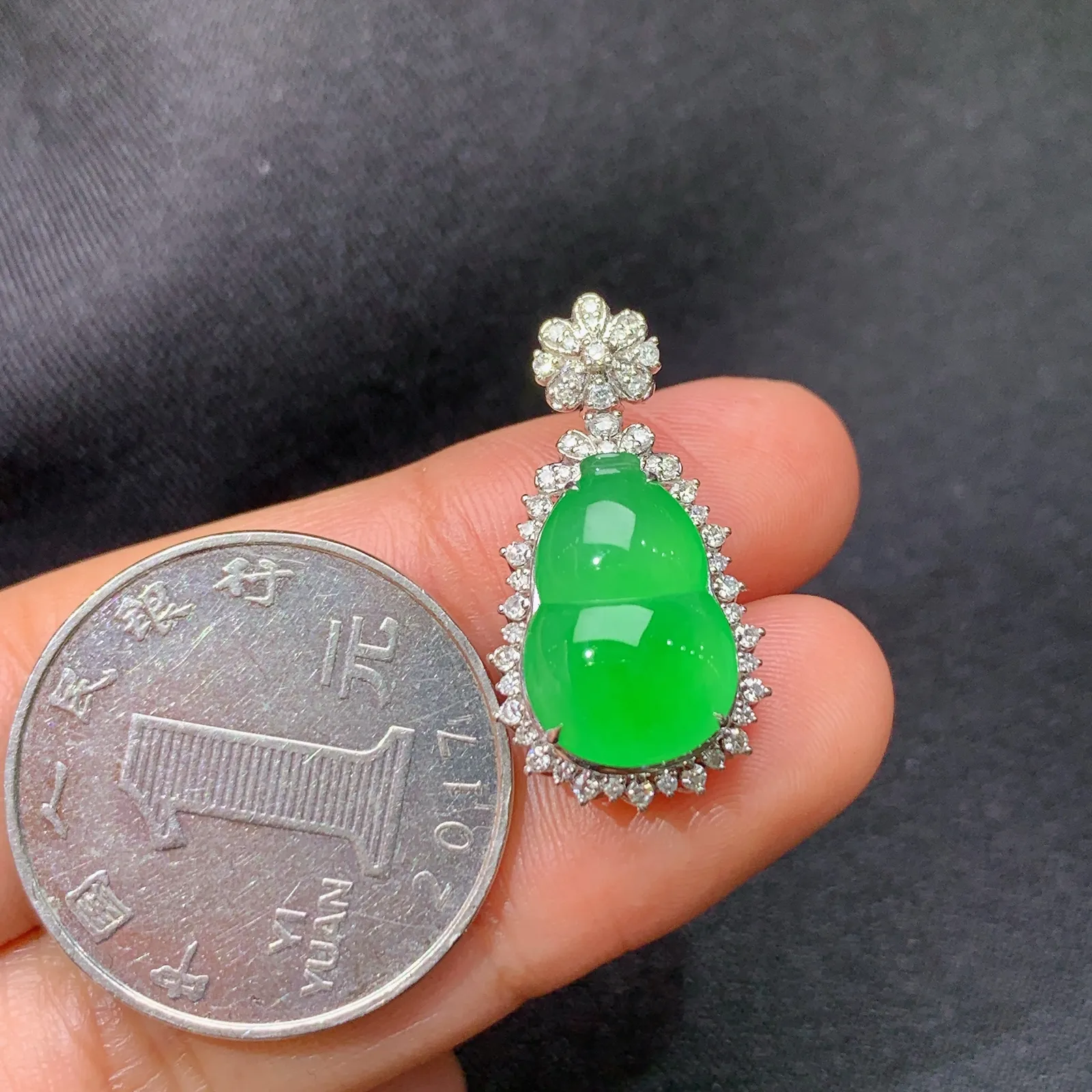阳绿葫芦吊坠，18k金钻镶嵌，冰润色阳，玉质细腻，种水足，Sk整体尺寸25.2*13.1*8.5