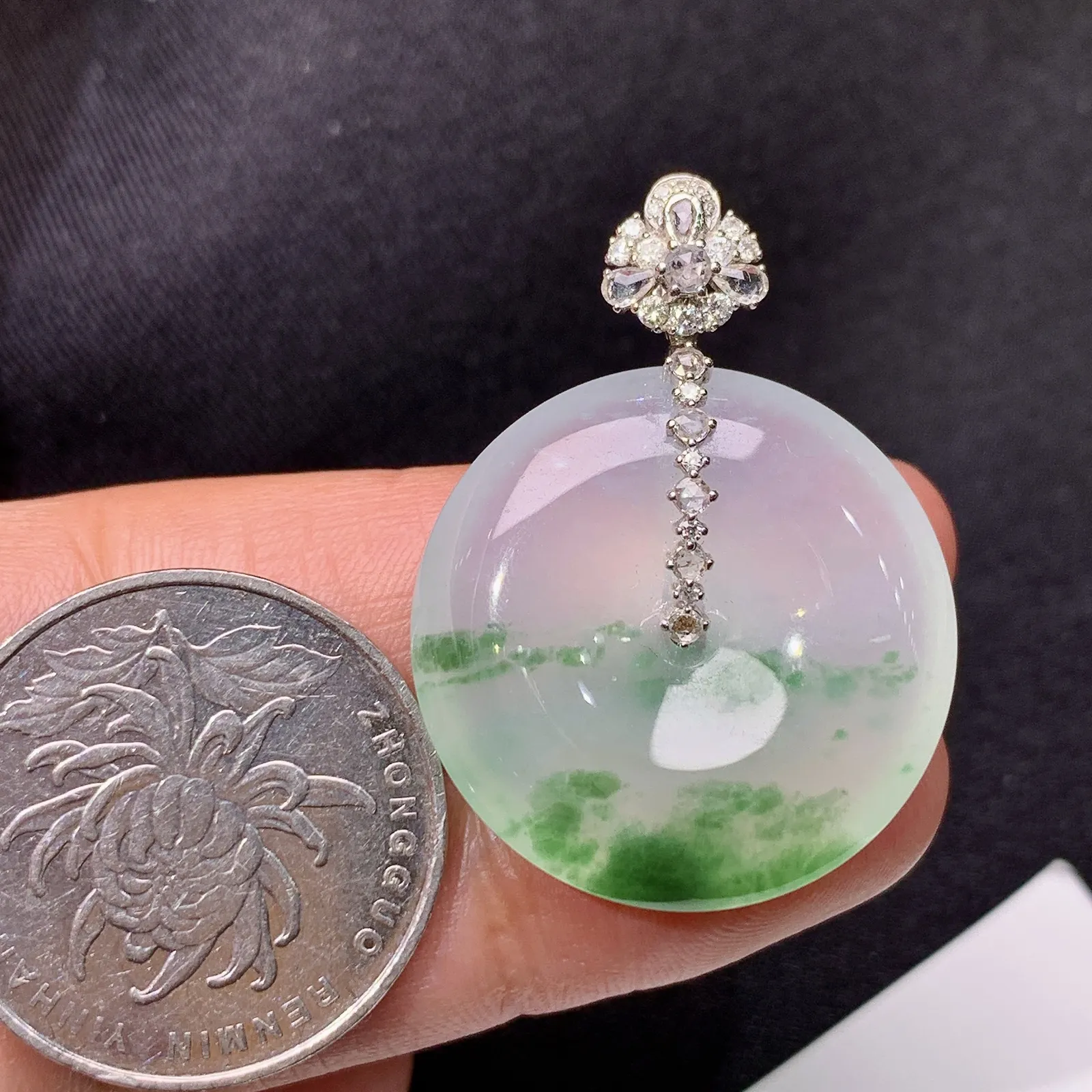 冰飘花平安扣吊坠，18k金钻镶嵌，冰冰润润，玉质细腻，Cj整体尺寸34.9*26.2*6.1