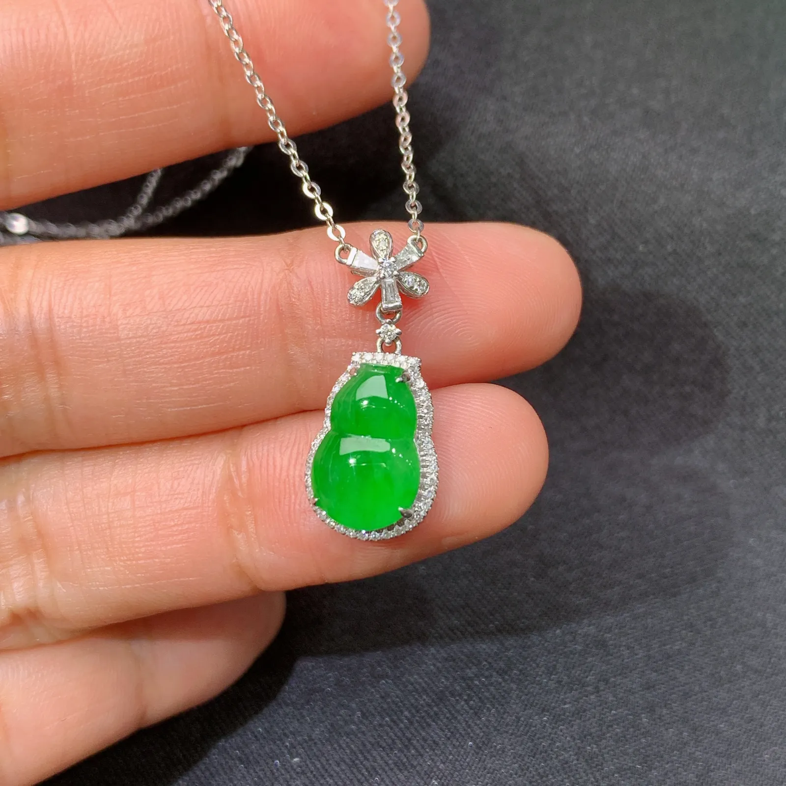 冰阳绿葫芦锁骨链吊坠，18k金钻镶嵌，款式新颖，冰润色阳，种水足，zha裸石尺寸11.5*7.6*2.2