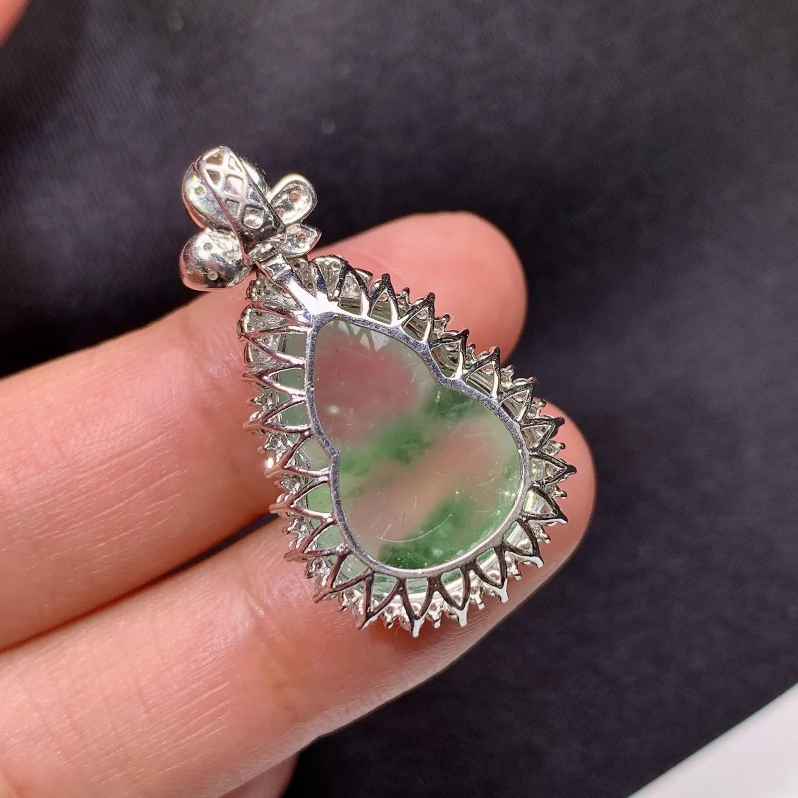 冰飘花葫芦吊坠，18k金钻镶嵌，冰润饱满，玉质细腻，种水足，Kf整体尺寸30.9*18*11.2