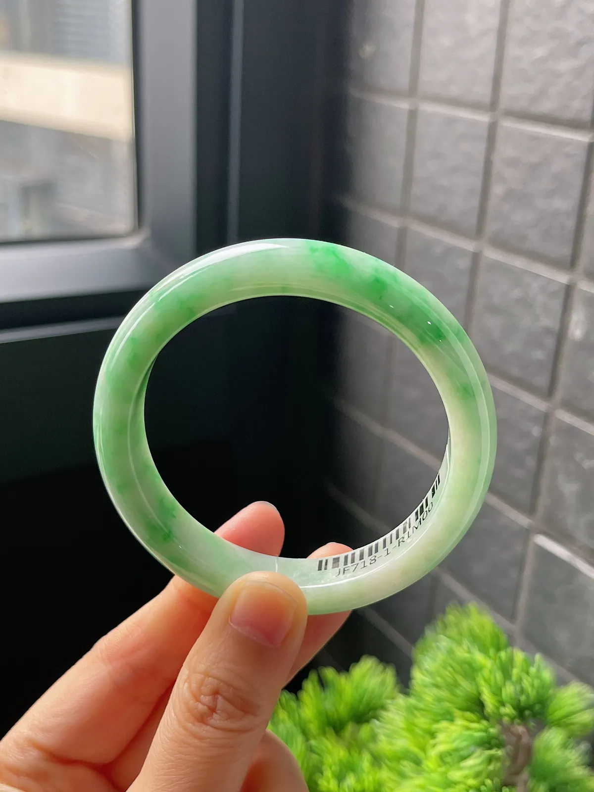 正圈54.2圈口，翡翠糯化种飘绿手镯