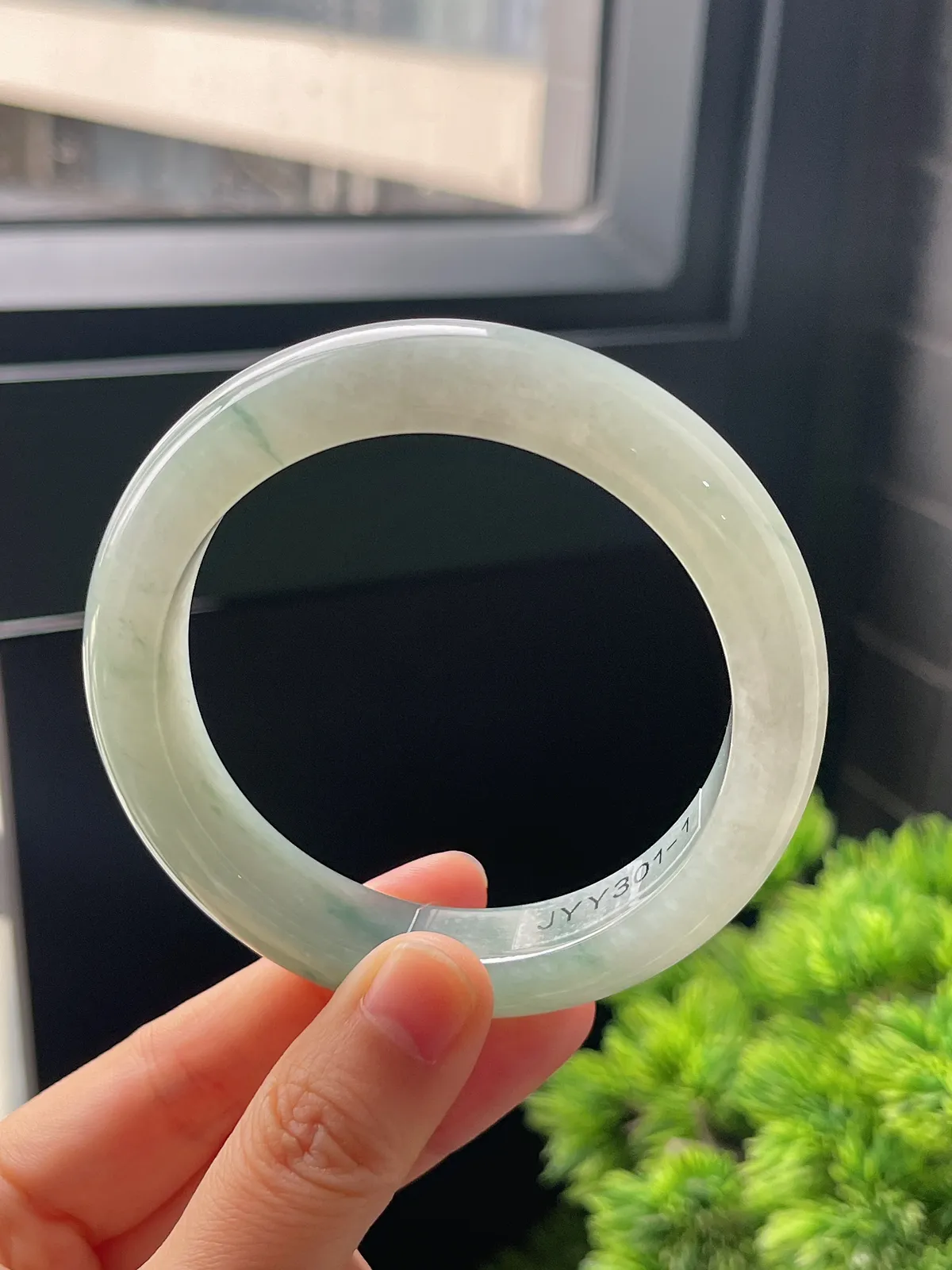 正圈58.7圈口，翡翠冰糯种飘绿手镯