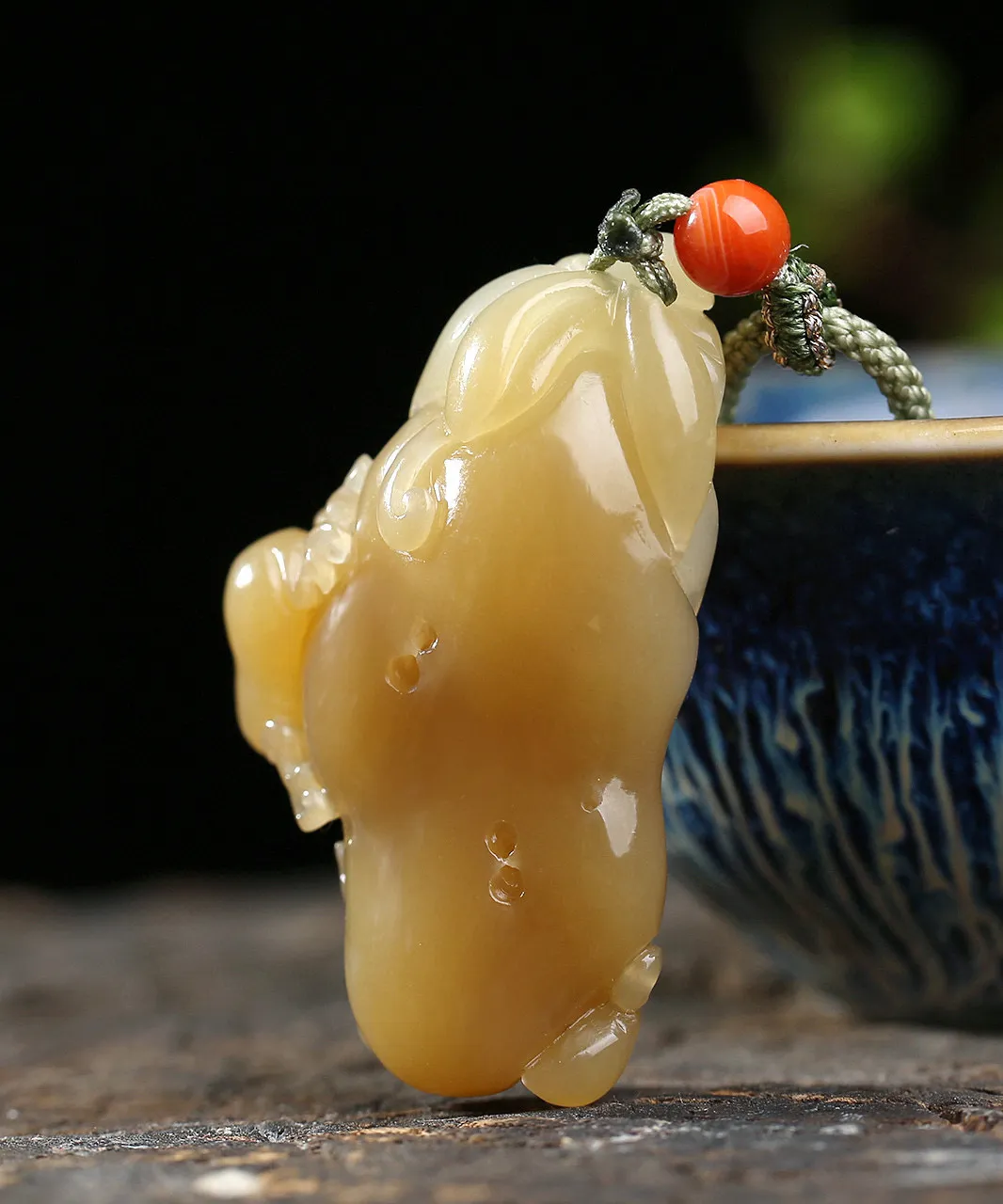 天然和田玉.糖玉.呱呱来财.玉坠.玉质油润.雕琢精美.青蛙趴于荷叶之上.灵动传神.俏皮可爱.优美有趣