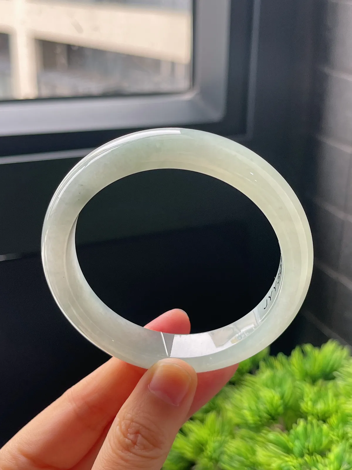 正圈57.6圈口，翡翠冰糯种浅绿色手镯