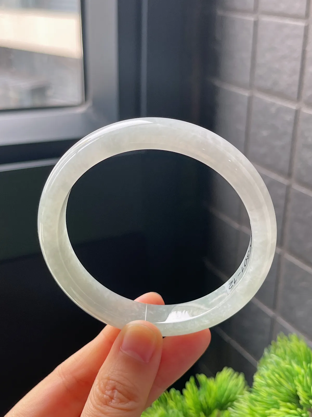 正圈59.6圈口，翡翠冰糯种淡绿色手镯