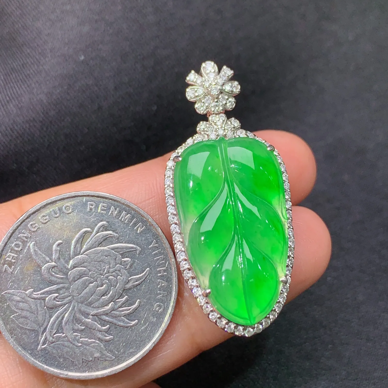 冰阳绿树叶吊坠，18k金钻镶嵌，冰润色阳，玉质细腻，种水足，Sk整体尺寸37.2*16.5*10