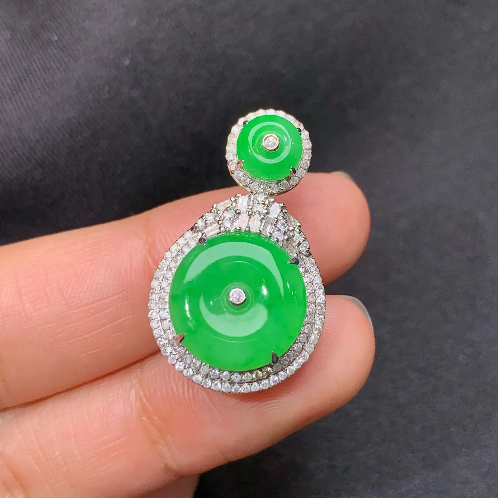 阳绿平安扣吊坠，18k金钻镶嵌，冰润色阳，玉质细腻，Aq整体尺寸27.2*16.5*8.6