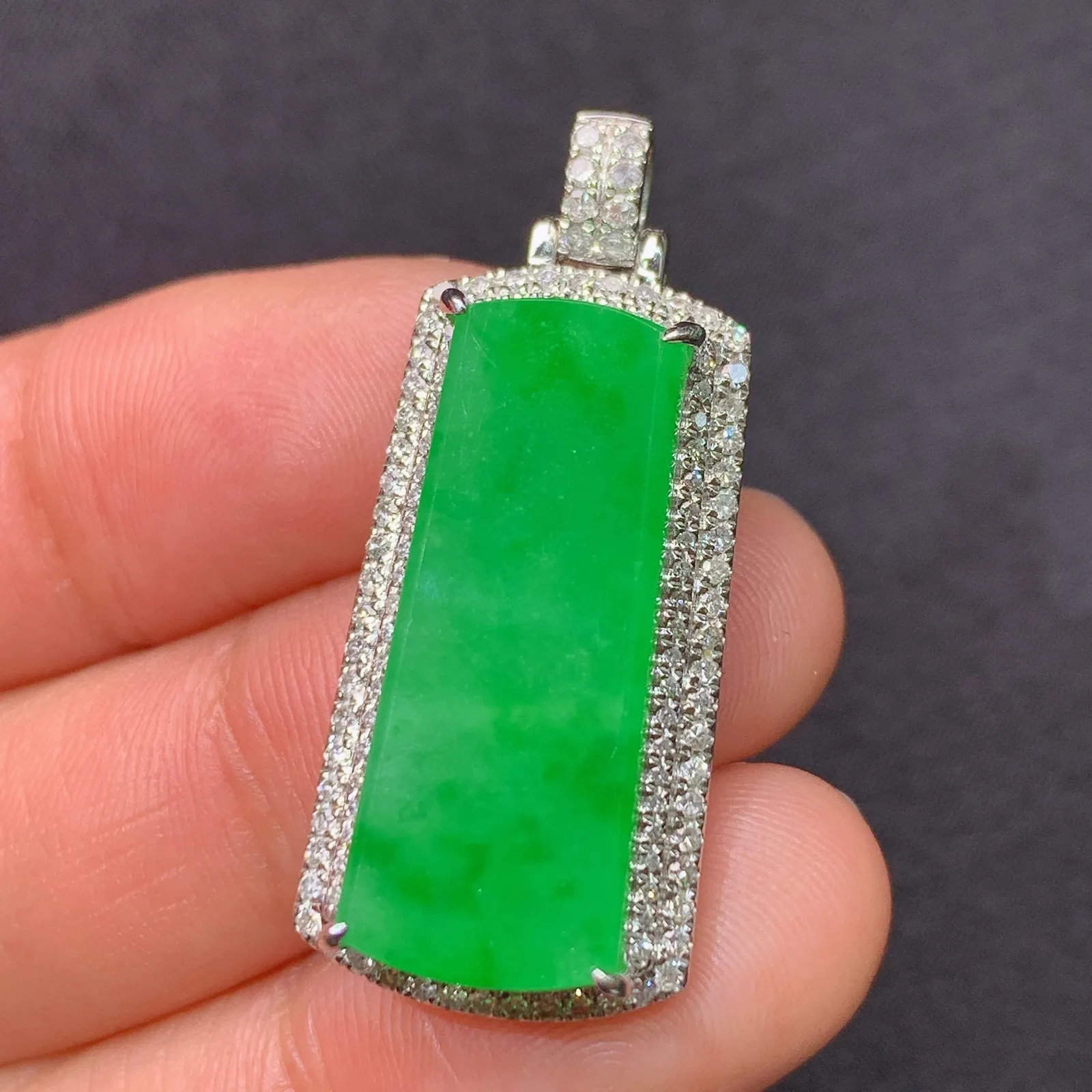 阳绿无事牌吊坠，18k金钻镶嵌，冰润色阳，种老水足，zha整体尺寸34.8*14.8*7.8