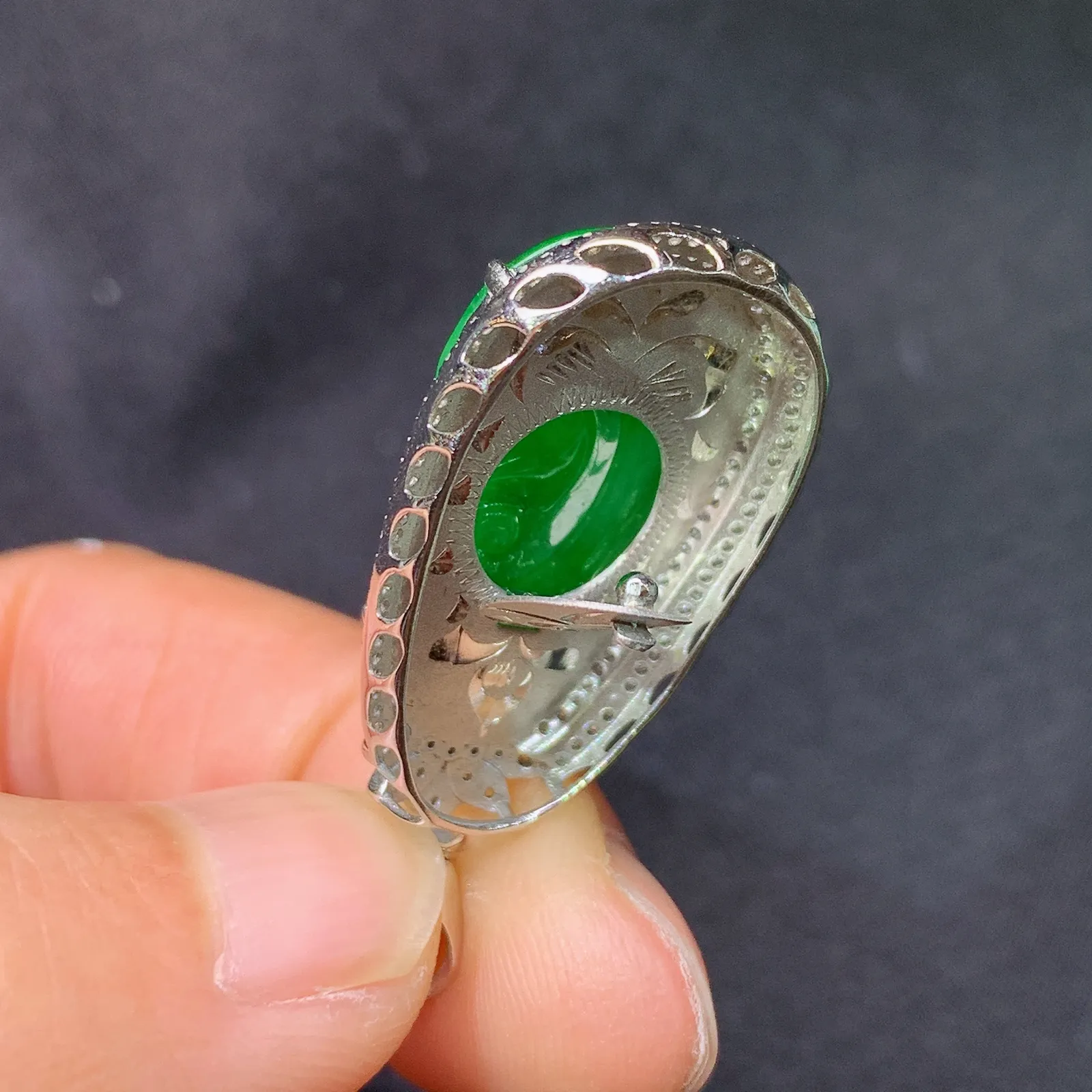 冰阳绿如意吊坠，18k金钻镶嵌，冰润色阳，玉质细腻，种水足，Zha整体尺寸34.6*15.9*7.6