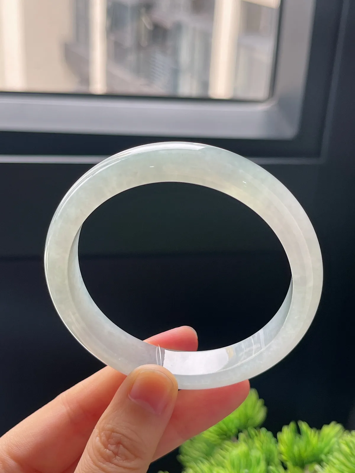 正圈58.4圈口，翡翠冰糯种淡绿色手镯