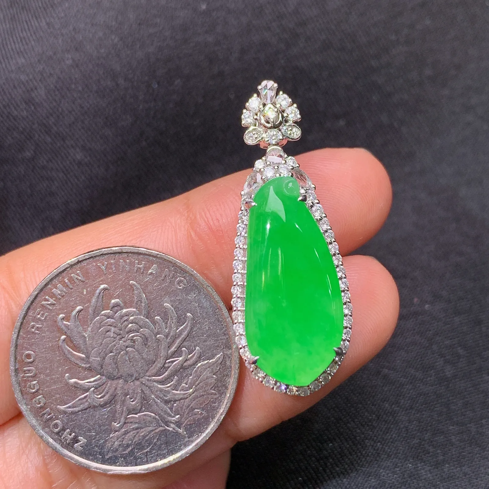阳绿福瓜吊坠，18k金钻镶嵌，水润色阳，玉质细腻，种水足，Al整体尺寸33.1*12.2*8.8