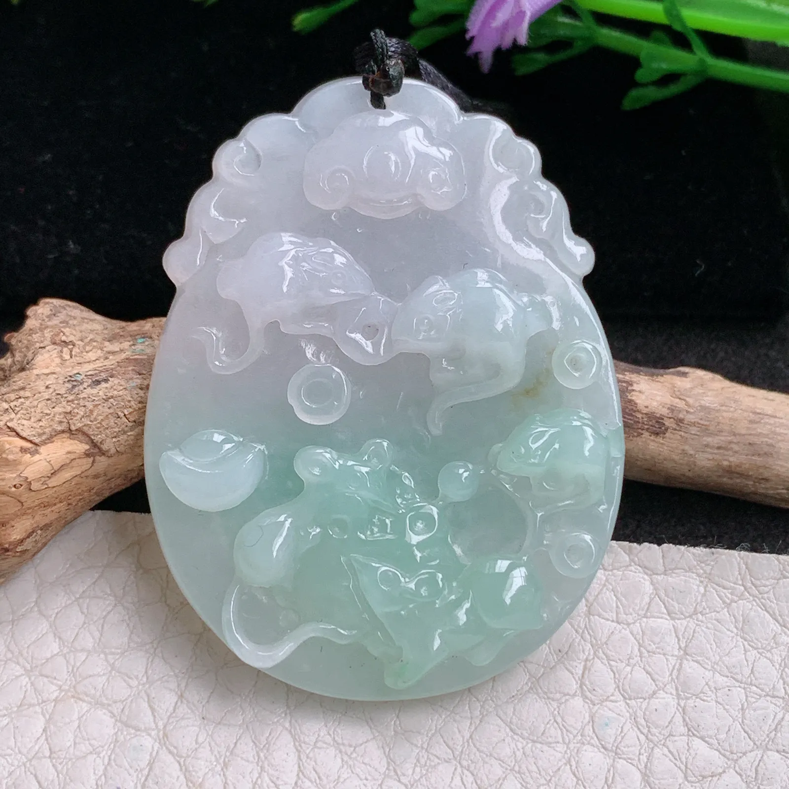 f8自然光48.5*37*5.8天然缅甸翡翠A货飘绿五鼠送财 生肖鼠玉吊坠