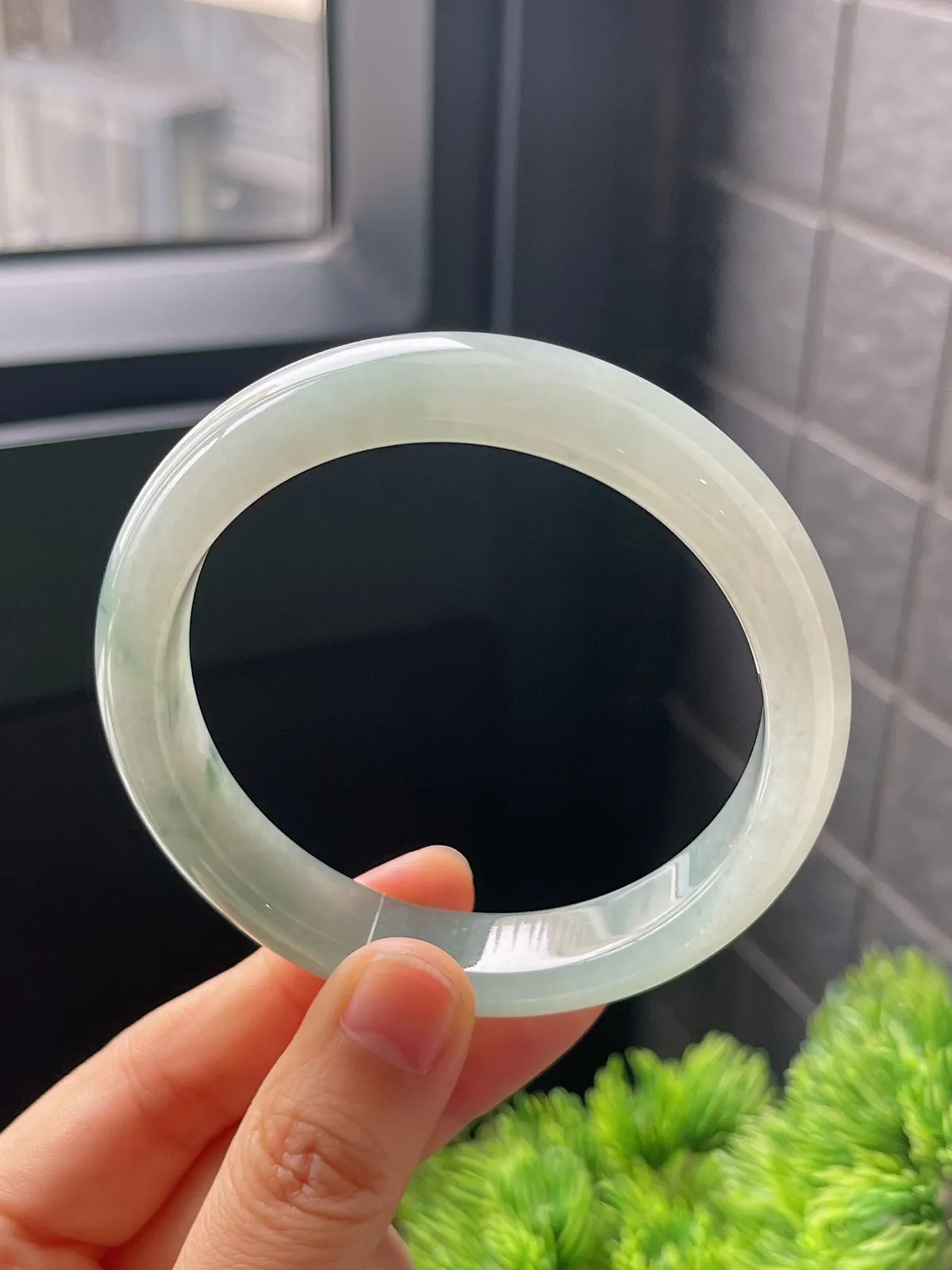 正圈57.7圈口，翡翠冰糯种飘绿手镯