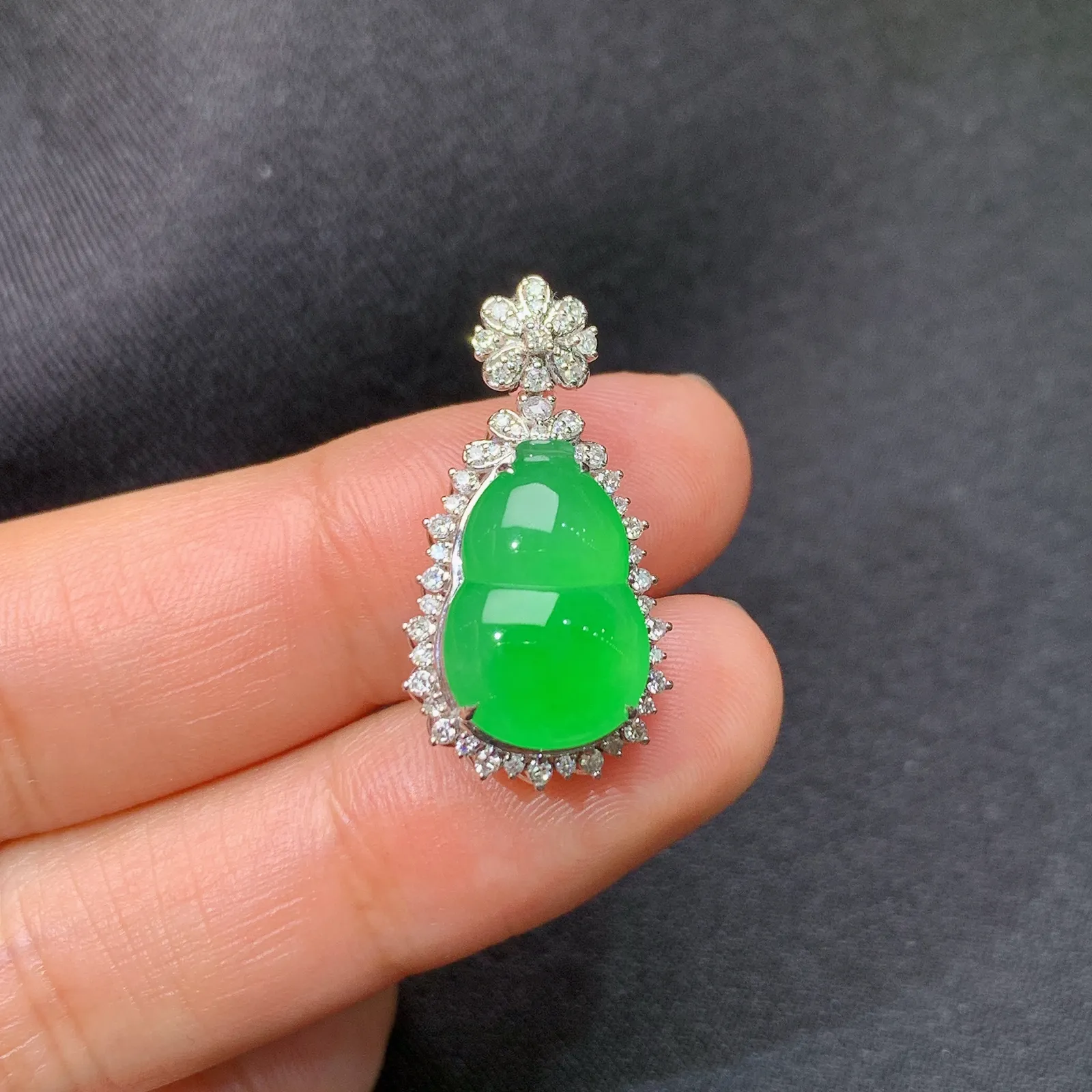 阳绿葫芦吊坠，18k金钻镶嵌，冰润色阳，玉质细腻，种水足，Sk整体尺寸25.2*13.1*8.5