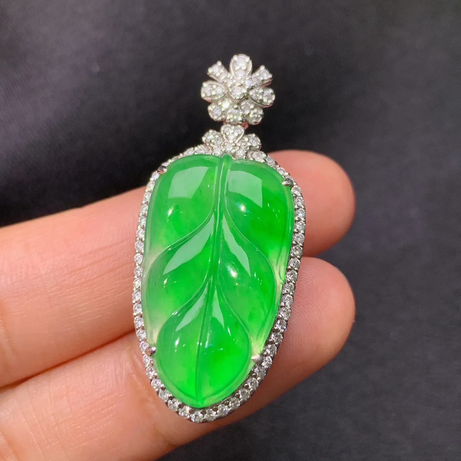 冰阳绿树叶吊坠，18k金钻镶嵌，冰润色阳，玉质细腻，种水足，Sk整体尺寸37.2*16.5*10