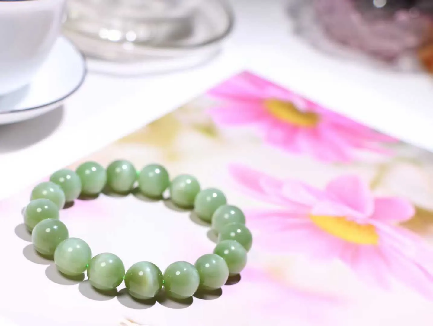 【腕间风华】

和田玉碧玉猫眼手串，玉质冰润 眼线灵动，佩戴于腕间，尽显高贵气质。无论是日常搭配还是重要场合，都是您优雅风范的点睛之笔。

重44.5克  尺寸12mm  36823212113O